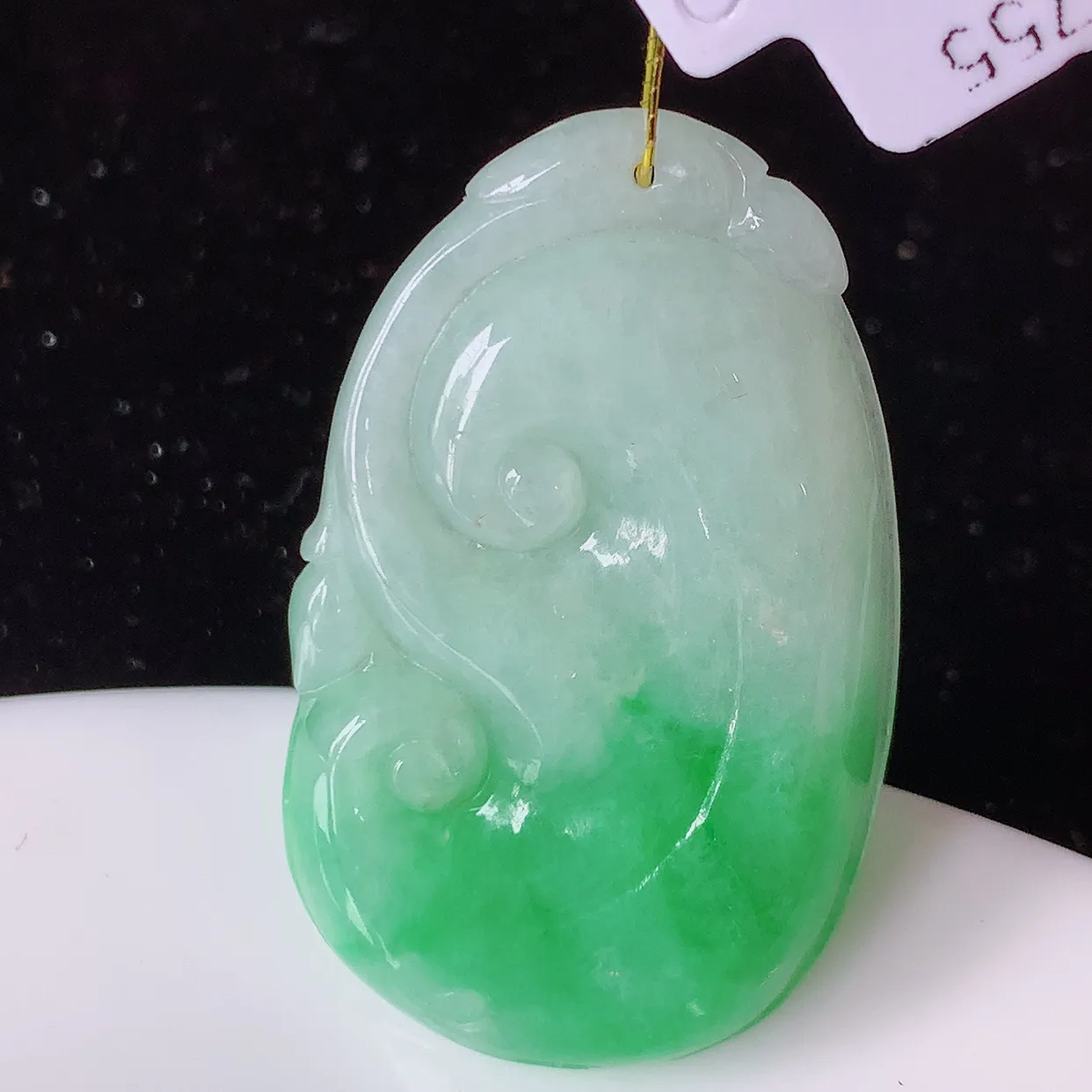 自然光实拍，冰润飘绿翡翠如意吊坠，翠色灵动，饱满，万事如意，如意一生，配戴精美！#35.11