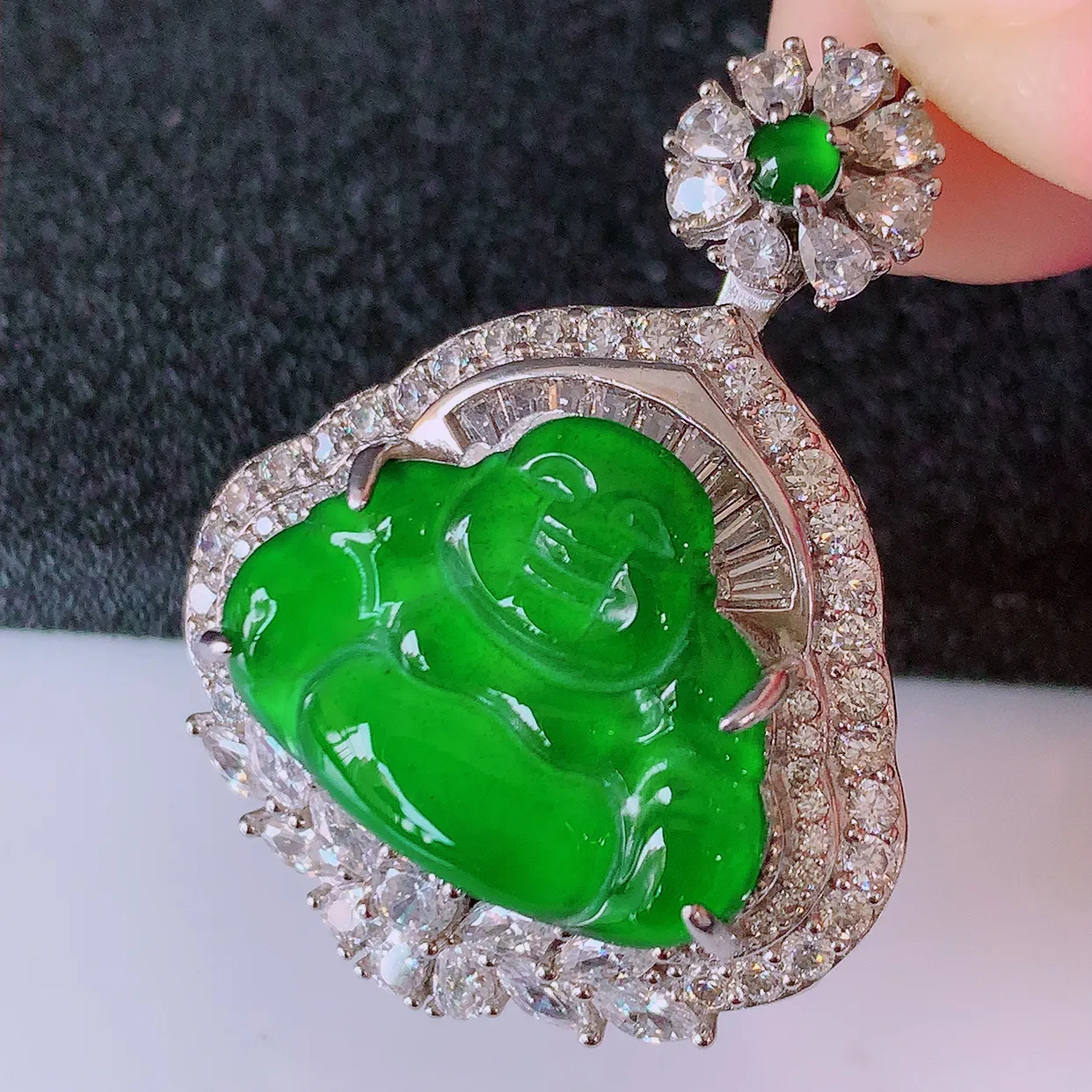 冰透满绿翡翠925银镶嵌佛公吊坠，自然光实拍，翠色灵动，颜色漂亮，种老水足，品相佳，佩戴佳品！#97.11整体34.5*26.5*12.5裸石19.5*15.5