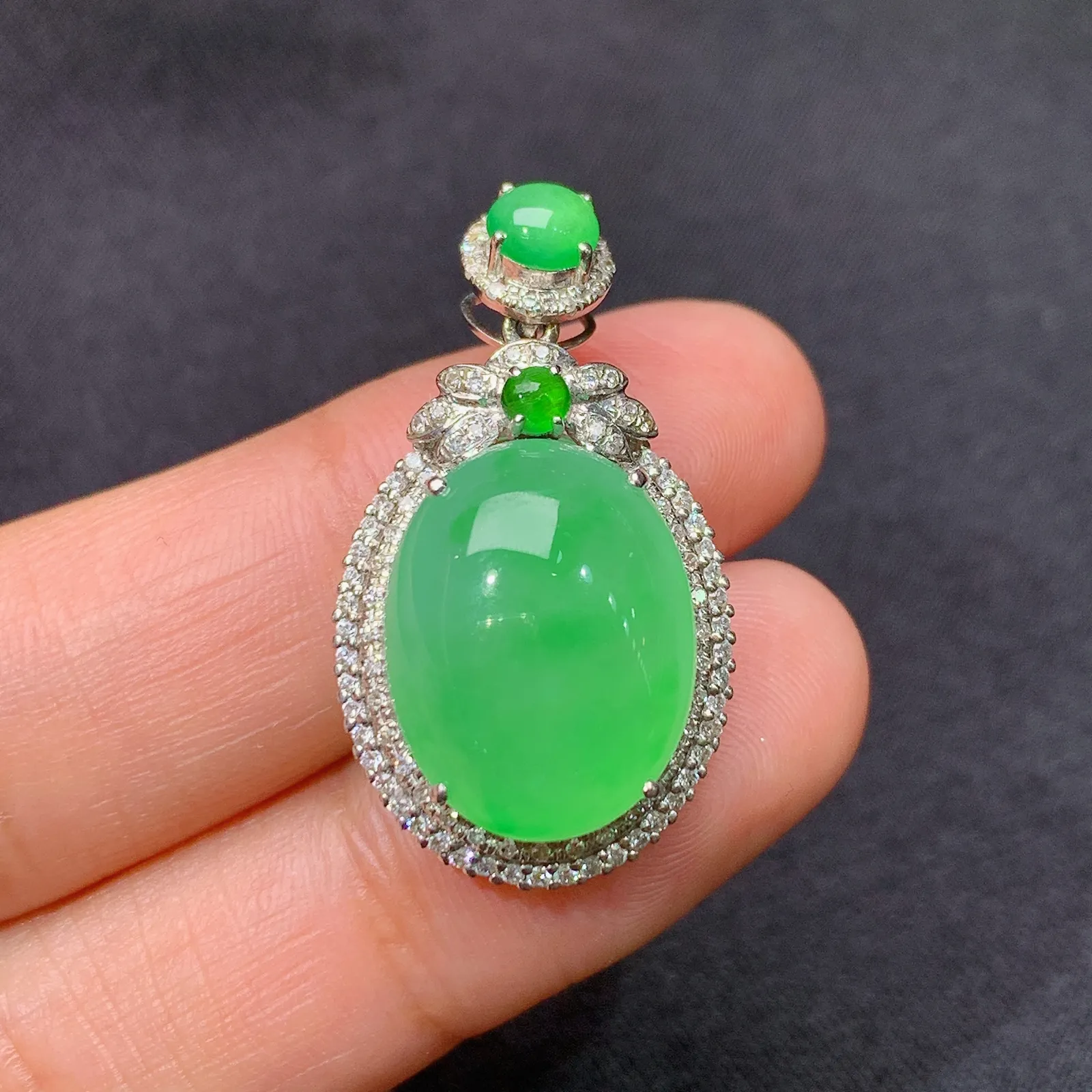 甜绿蛋面吊坠，18k金镶嵌，冰润色阳，玉质细腻，种水足Cj 尺寸29.5*16.7*9.8