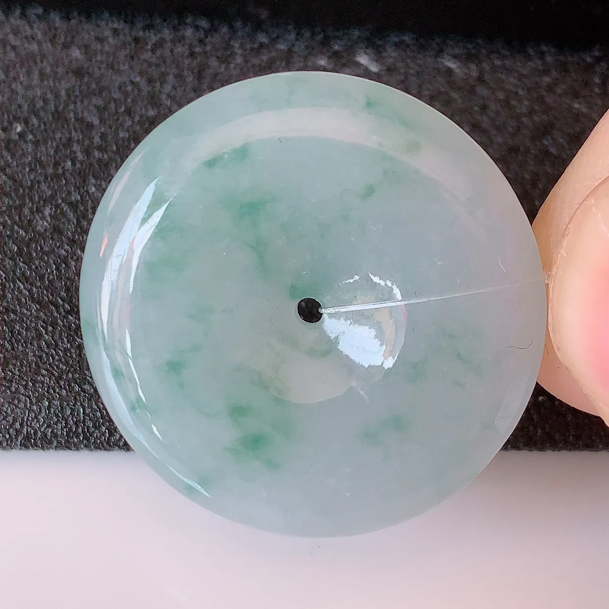 自然光实拍，冰胶飘花翡翠平安扣吊坠，翠色灵动，种老水足，寓意好，品相佳，佩戴佳品！#49.7