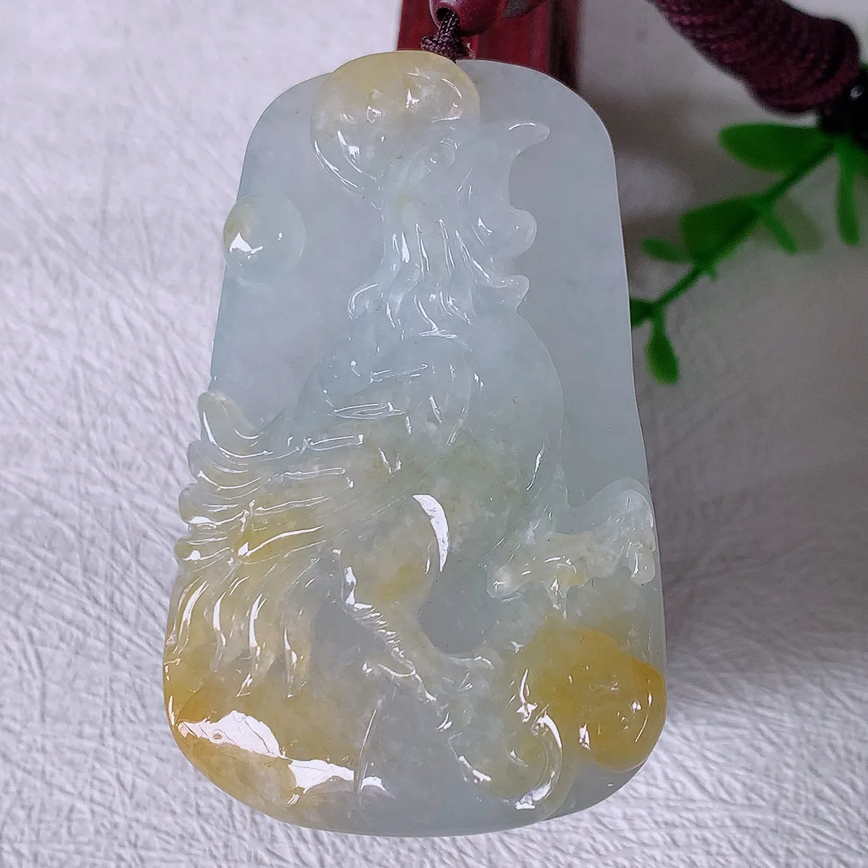 自然光实拍，水润黄翡双翡翠生肖鸡牌吊坠，翠色灵动，玉质细腻，颜色漂亮，品相佳，佩戴佳品！#46.11