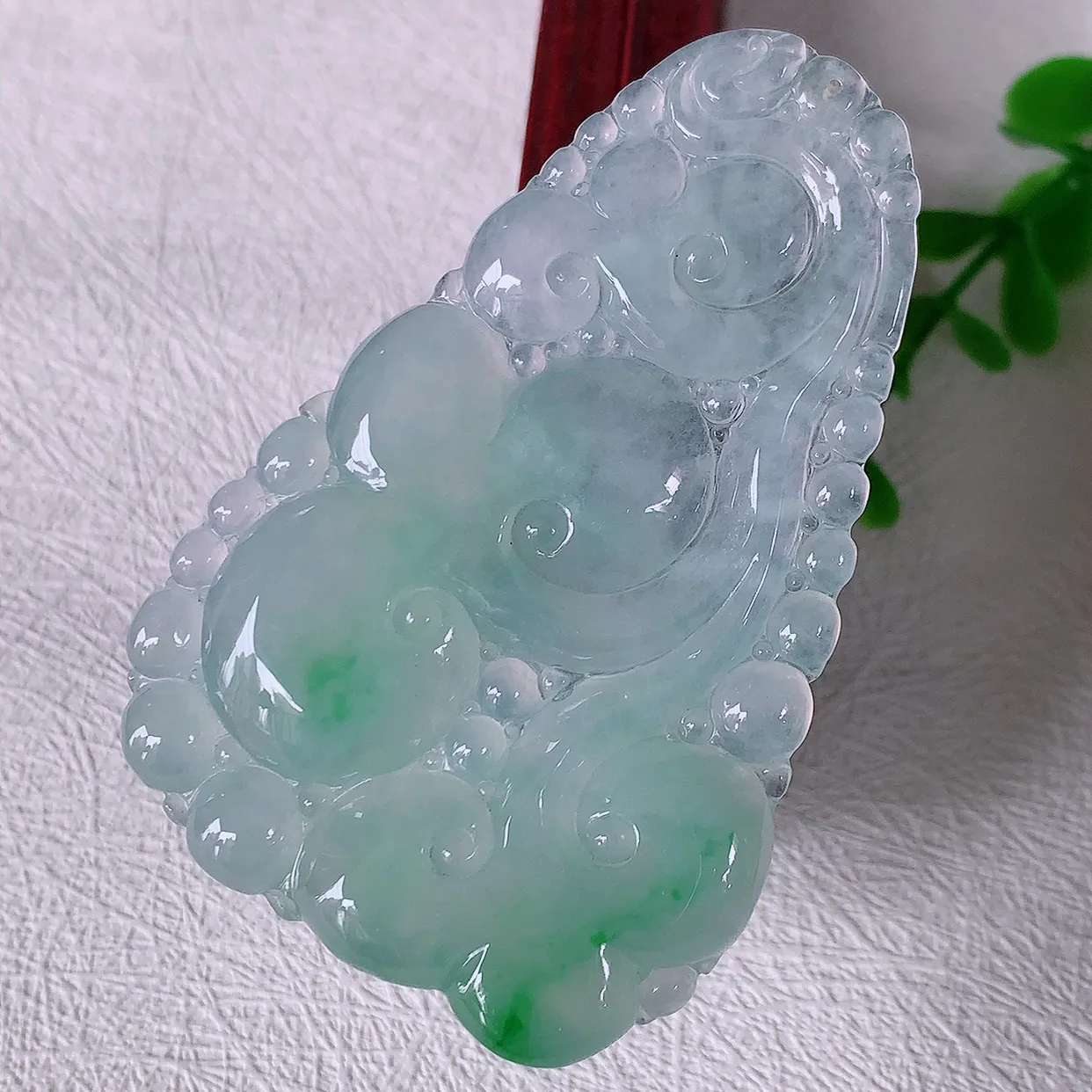 自然光实拍，大件冰种飘绿翡翠如意吊坠，冰透，翠色灵动，饱满，万事如意，如意一生，配戴精美！#46.11