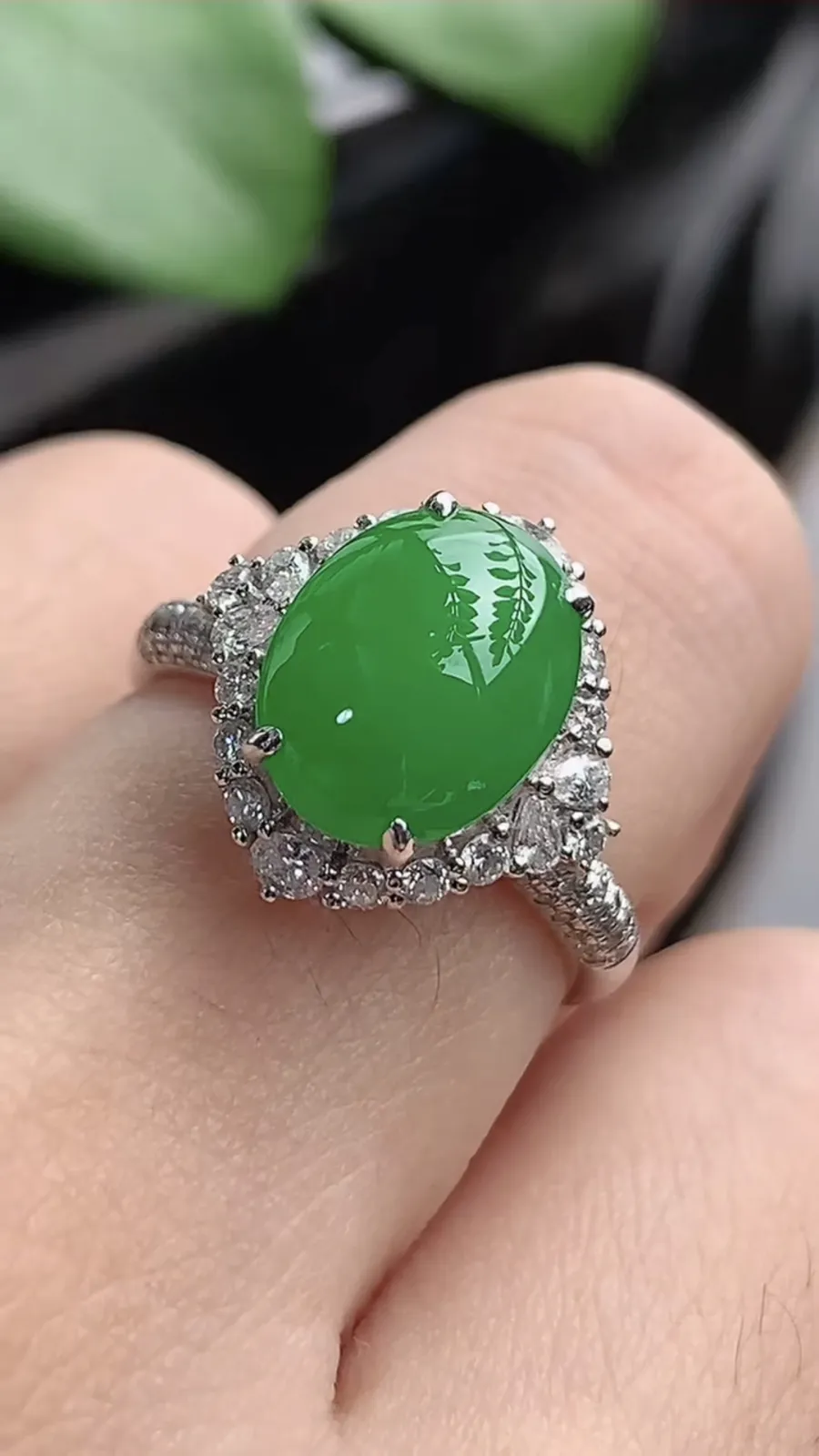 a货翡翠老坑种18K金伴钻镶嵌阳绿蛋面戒指 圈口17.3裸石尺寸10.6×8.2mm 重量3.82g