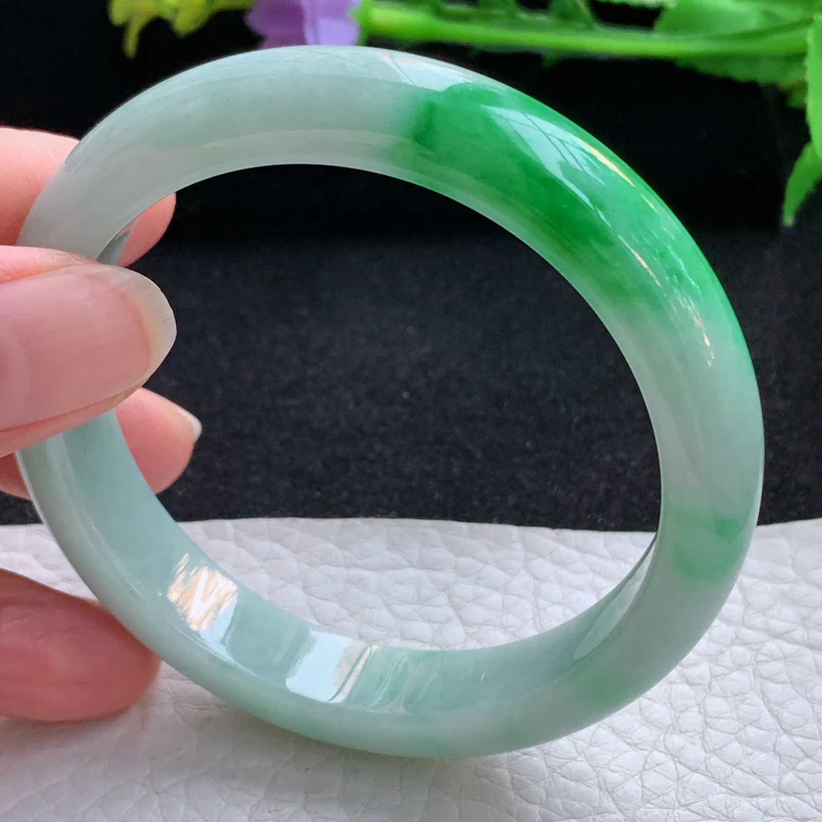 js自然光56*12*7.8平安镯 翡翠a货玉手镯辣绿宽边珠宝玉手环