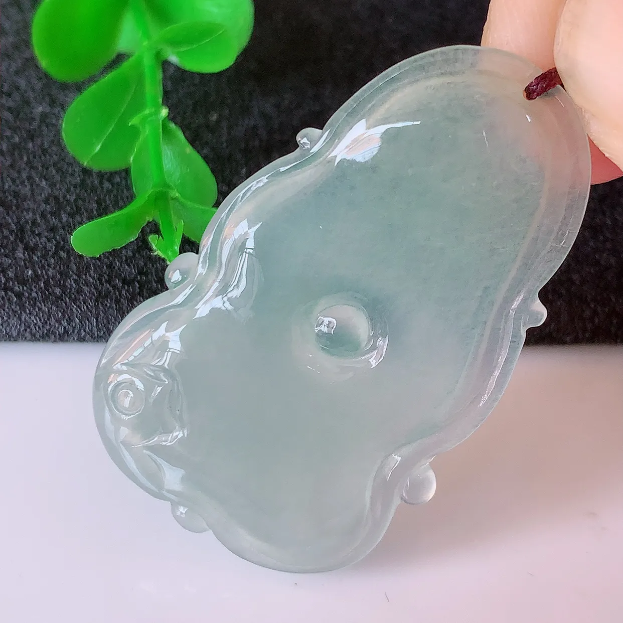 自然光实拍，冰种翡翠荷叶鱼、和和美美玉坠，财源广进，自然隐逸、荷本是素不着尘之物，有和美之寓意。#4