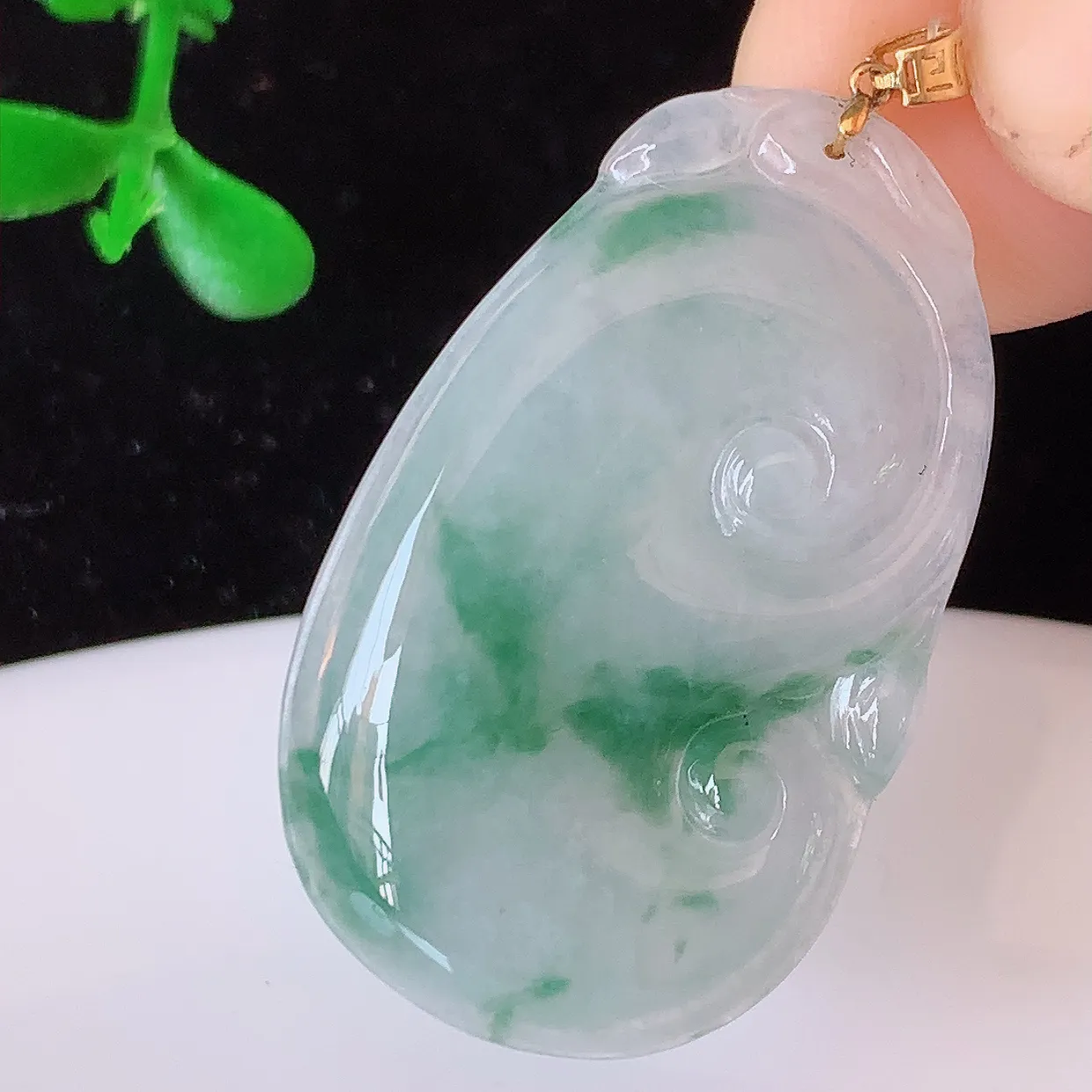 18K金镶嵌冰种飘花翡翠如意吊坠，简单的镶嵌设计、让玉坠百搭又精致，寓意着吉祥，事事如意！#49.7