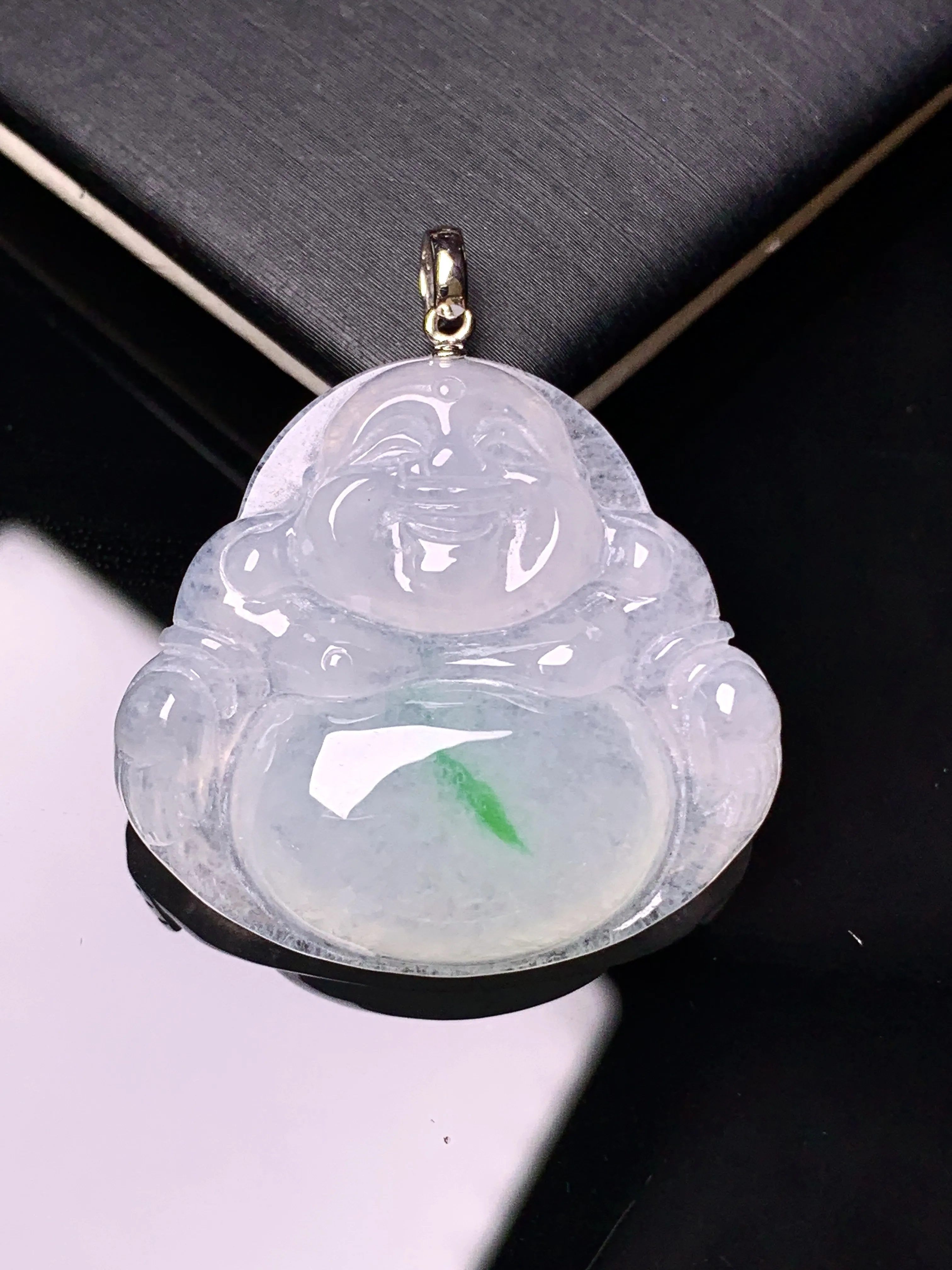 18k金镶嵌飘绿佛公吊坠 玉质细腻 水润亮眼 色泽艳丽 整体尺寸33.5*29.3*6