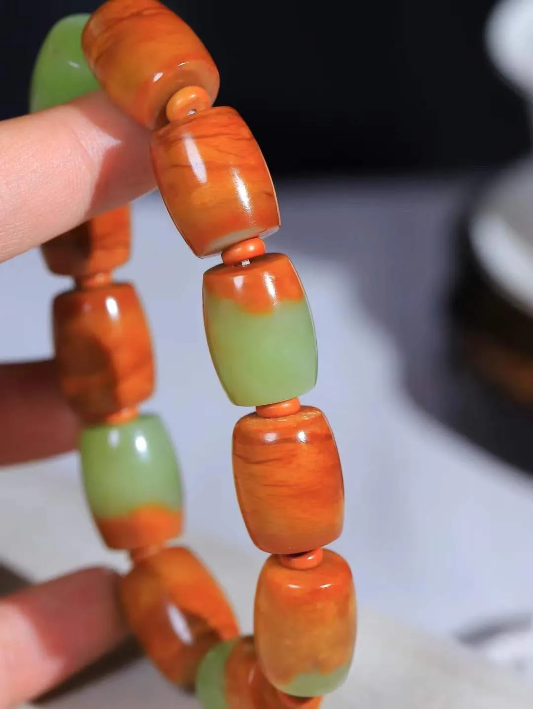 （路路通.手串）

新疆和田玉手串 玉质细糯出油，成色均匀，品相好…
做工圆滑饱满大气。如清风拂袖，不经意间已是大美重77.89克   尺寸取一16.5-14.2mm   FDL-781201131