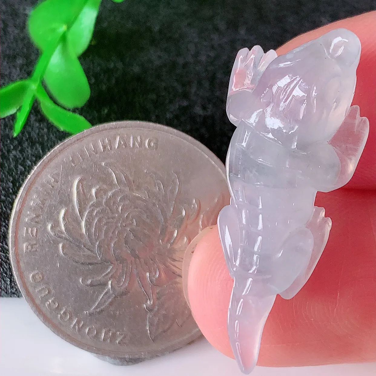 自然光实拍，冰种翡翠招财蜥蜴吊坠，种老水足，雕工精湛 ，寓意美好，佩戴时尚出众！#01.11