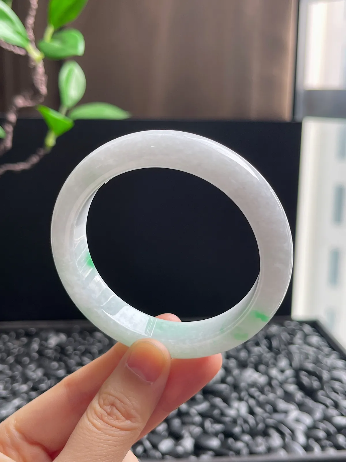 正圈55.8圈口，翡翠糯化种飘绿手镯