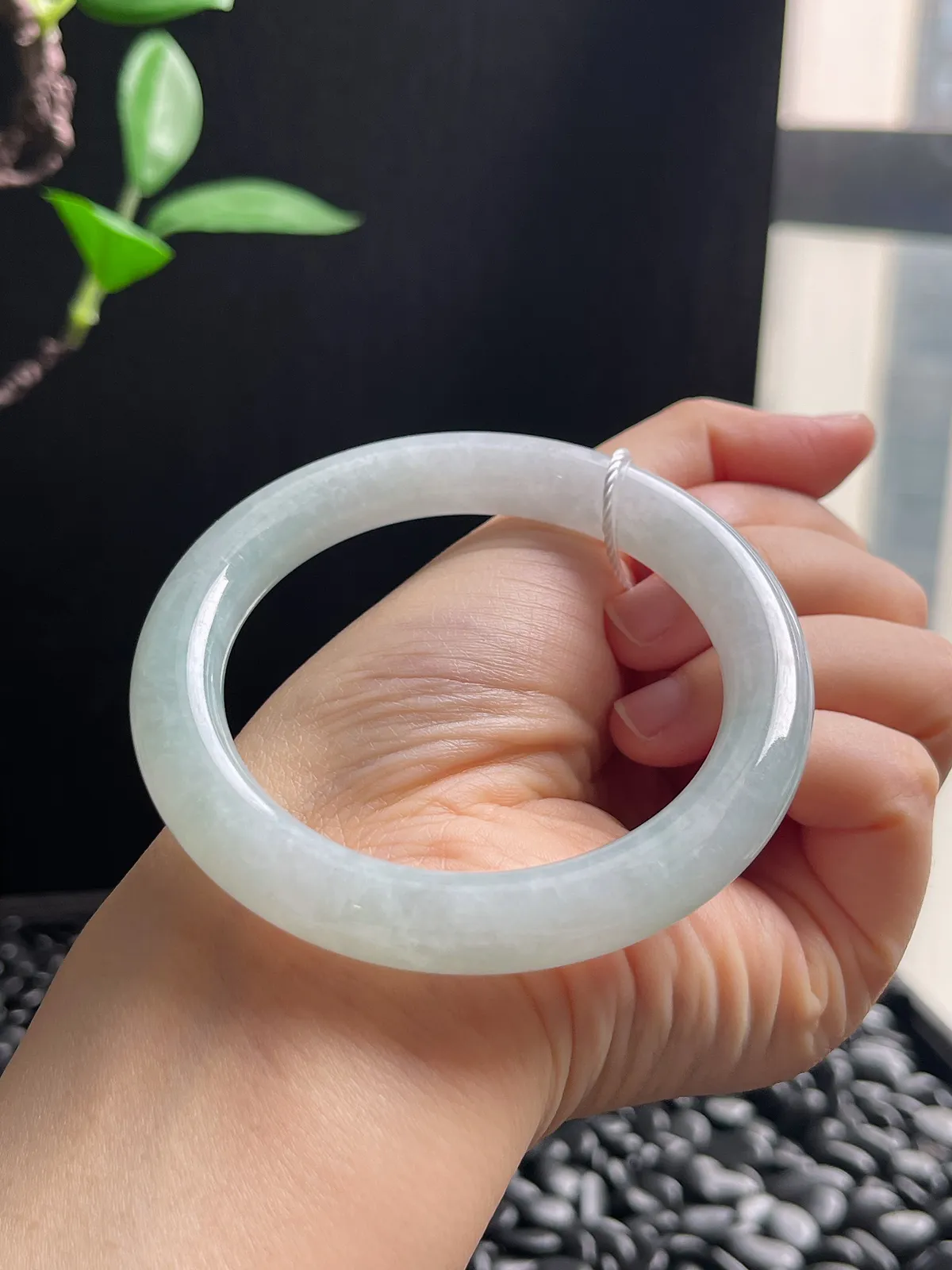 圆镯56圈口，翡翠冰糯种浅绿色手镯