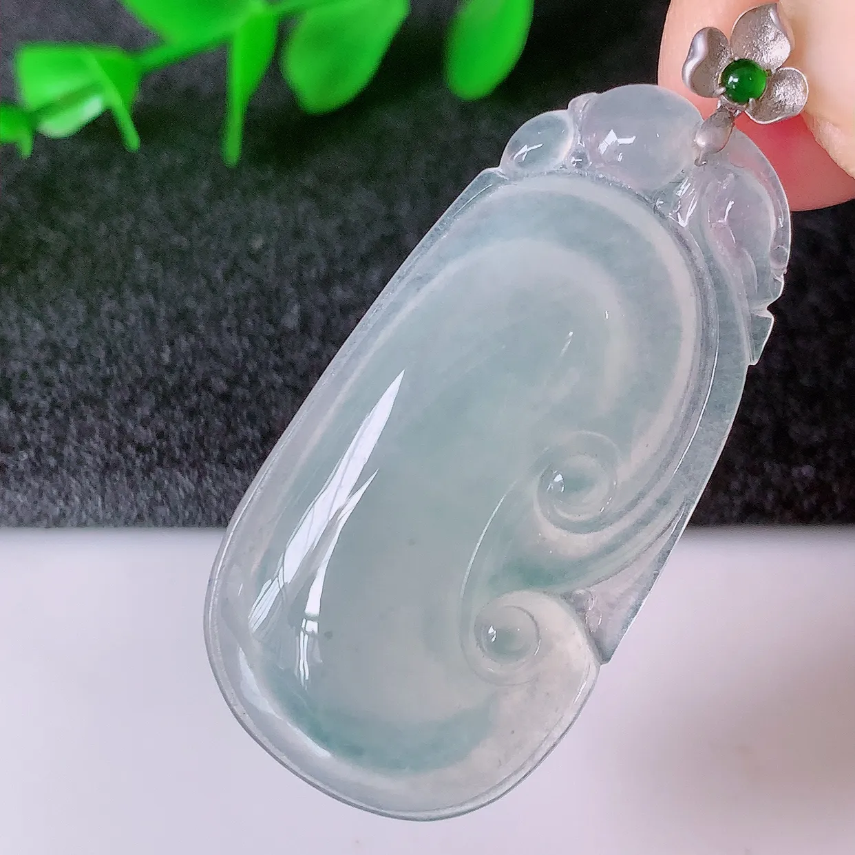 自然光实拍，18k金镶嵌冰种翡翠如意吊坠，寓意顺心如意，事事如意，吉祥如意，细腻饱满，色泽鲜艳，称心如意佩戴优雅时尚！#12.11整体44.5裸石38*20*5