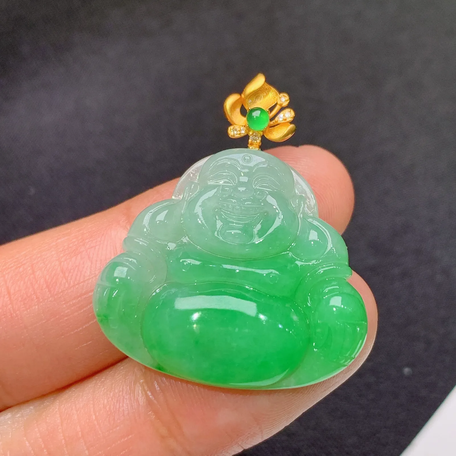 飘绿笑佛吊坠，18k金镶嵌，冰润色阳，品相好，种水足，001 尺寸30.9*26.4*5