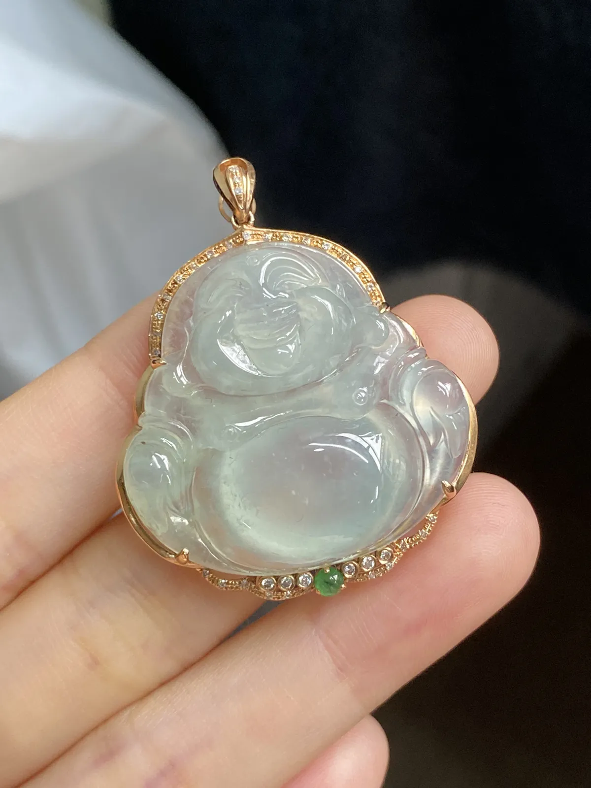 翡翠冰糯种浅绿色吊坠，伴钻石