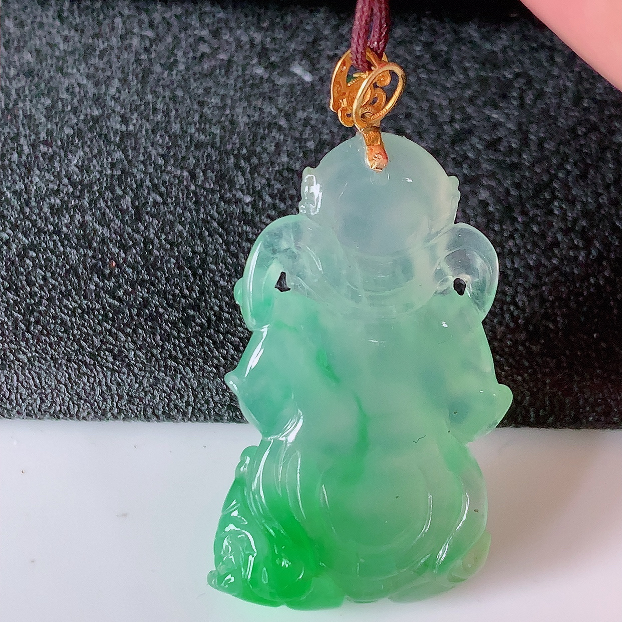 自然光实拍，18K金镶嵌冰种飘绿翡翠不动明王吊坠，不动明王具有在遇到任何困难的时候，均能扫除障难，并不为动摇之意。不动明王显现愤怒像，使侵扰众生之邪魔畏惧而远离，使众生于修行路上不致动摇善念菩提心。生肖属鸡的守护神  佩戴效果优雅迷人！#1.11整体38裸石32*18.5*5.8