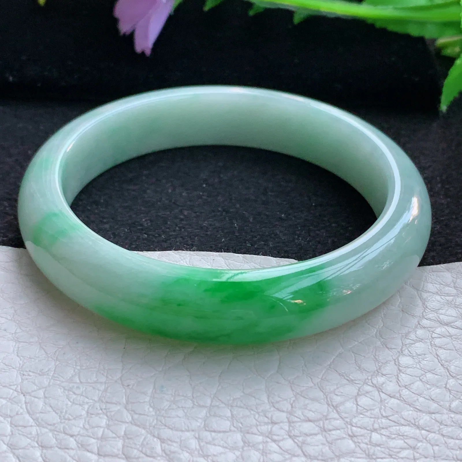 js自然光56*12*7.8平安镯 翡翠a货玉手镯辣绿宽边珠宝玉手环