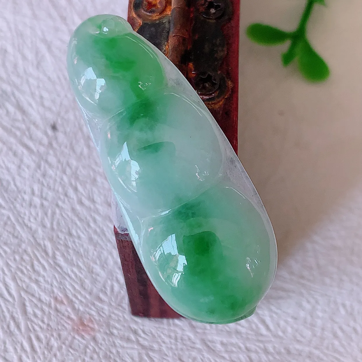 自然光实拍，冰润飘绿翡翠四季豆吊坠，平安豆福豆玉坠，冰润通透，豆粒饱满，寓意：豆蔻年华！#57.7