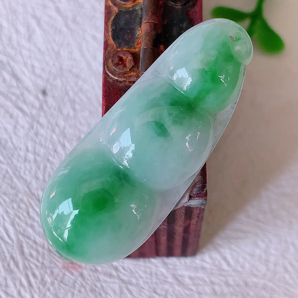 自然光实拍，冰润飘绿翡翠四季豆吊坠，平安豆福豆玉坠，冰润通透，豆粒饱满，寓意：豆蔻年华！#57.7