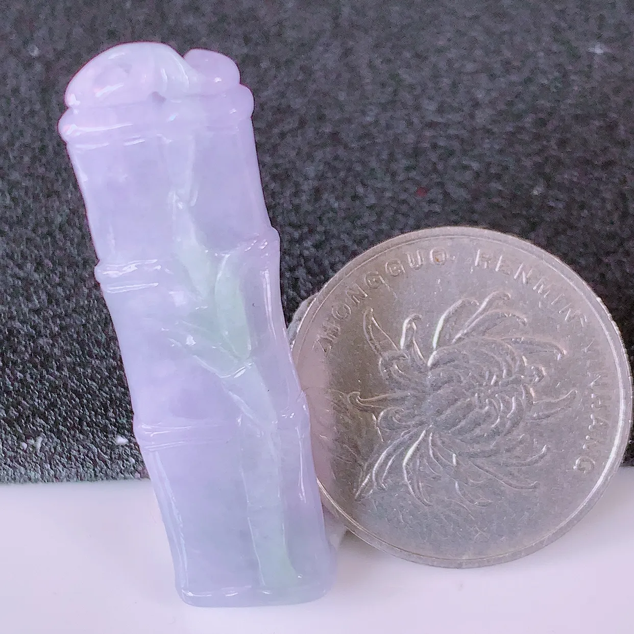 自然光实拍，冰润紫罗兰翡翠竹节吊坠。竹节寓意“节节高，官运亨通，前程似锦，水润莹泽，清秀高雅，佩戴精美！#05.11