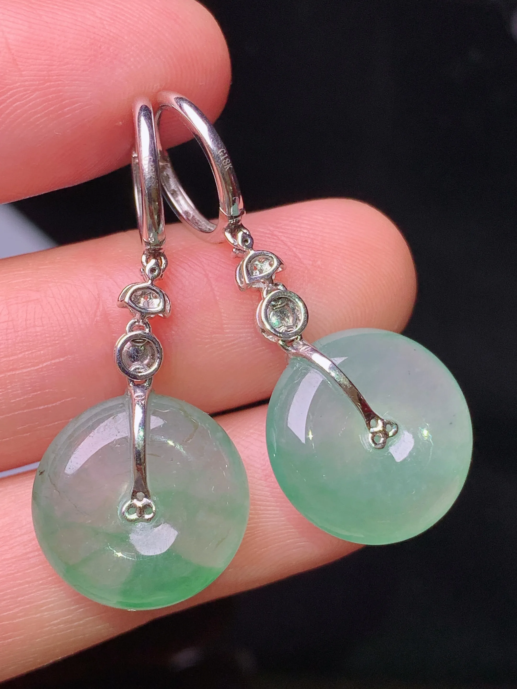 18k金钻镶嵌冰种平安扣耳坠 玉质细腻 水润亮眼 色泽艳丽 整体尺寸34.5*15*5.5