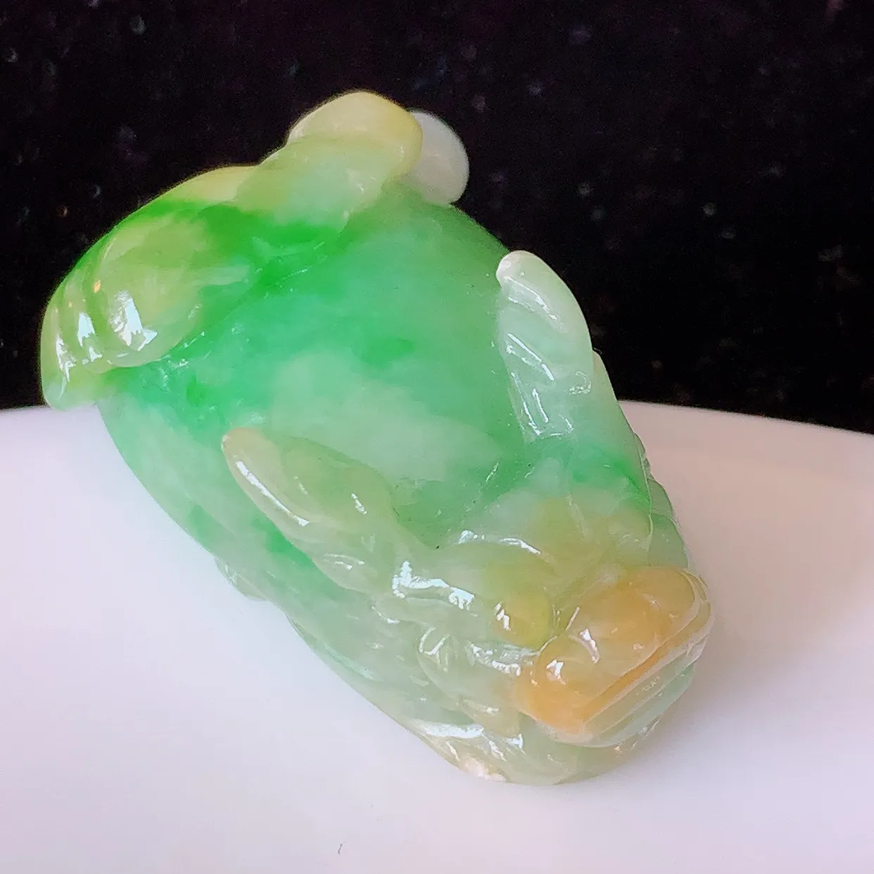 自然光实拍，冰润黄加绿翡翠招财貔貅吊坠，民间有“一摸貔貅运程旺盛，再摸貔貅财运滚滚，三摸貔貅平步青云 ”的美好祝愿。#02.7