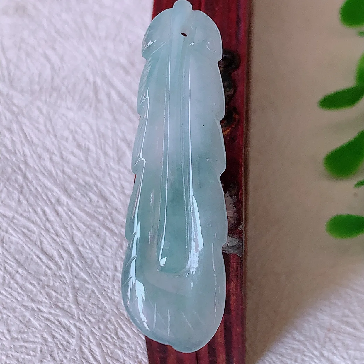 自然光实拍，冰飘花翡翠羽毛吊坠，翠色灵动，玉质细腻，颜色漂亮，品相佳，佩戴佳品！#57.7