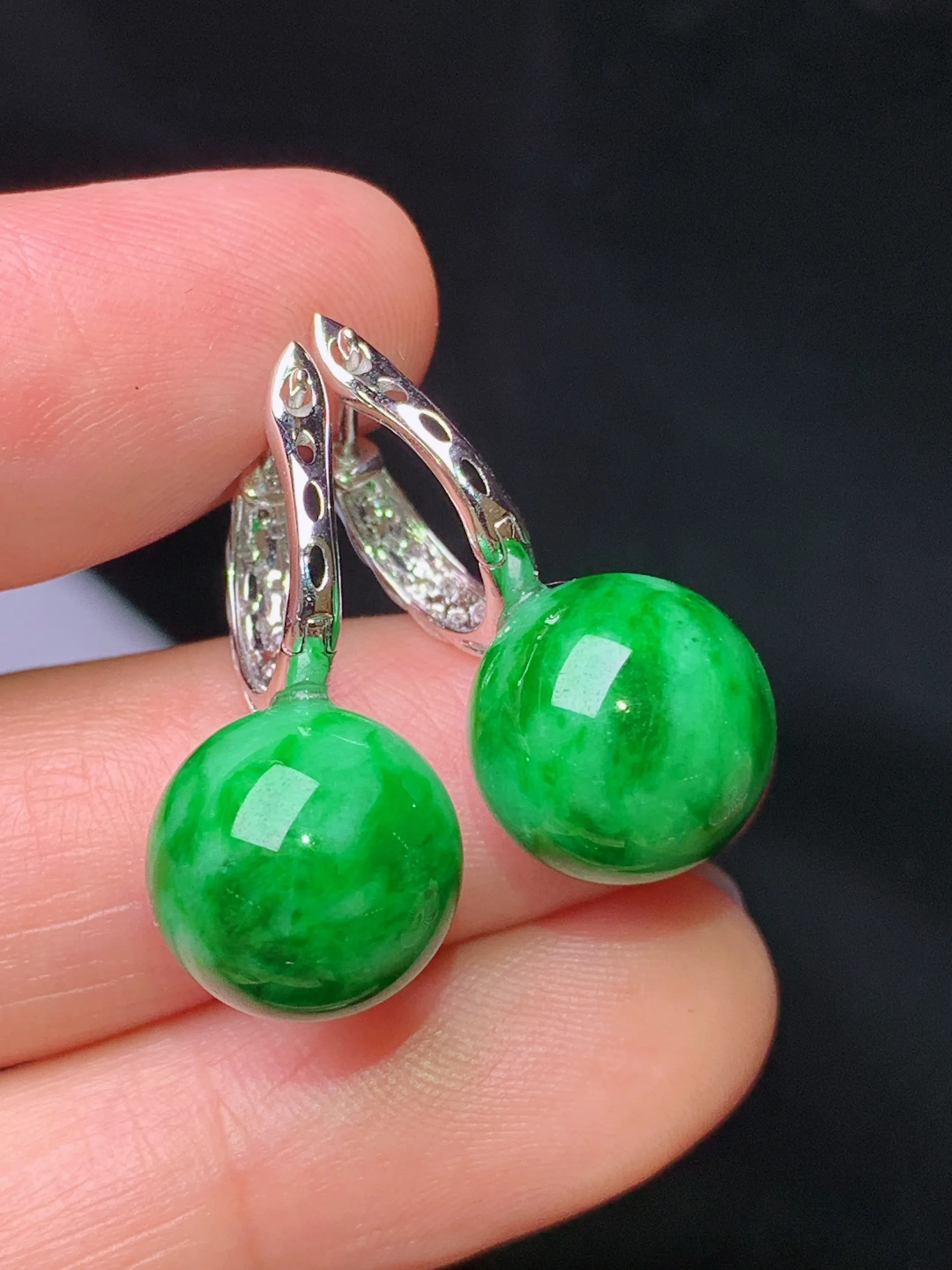 18k金钻镶嵌满绿圆珠吊坠 玉质细腻 水润亮眼 色泽艳丽 整体尺寸24*11.6