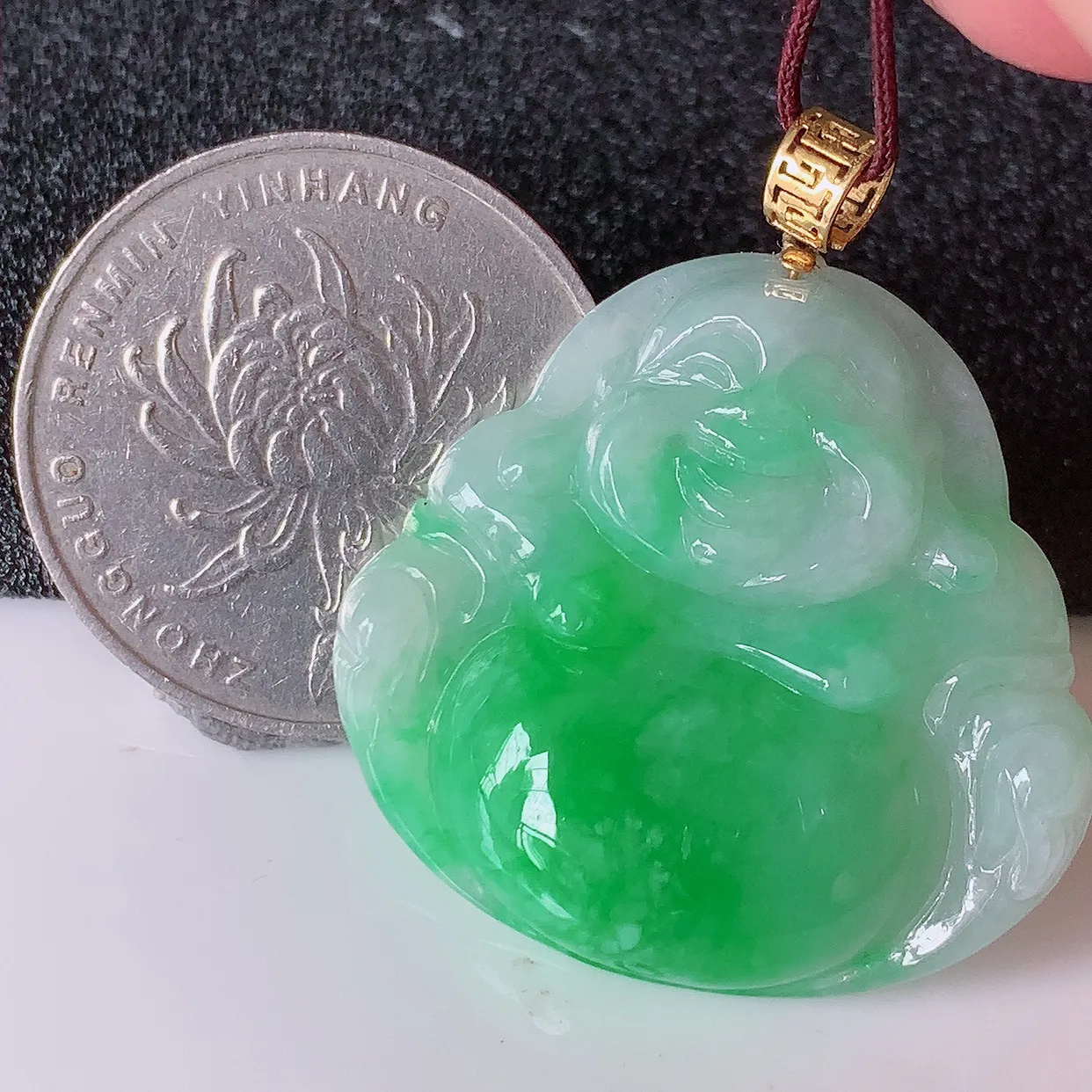 自然光实拍，18K金镶嵌冰润飘绿翡翠佛公吊坠，玉笑佛，饱满，开脸喜庆，配戴优雅迷人！#1.11整体34.2裸石30.2*29*6