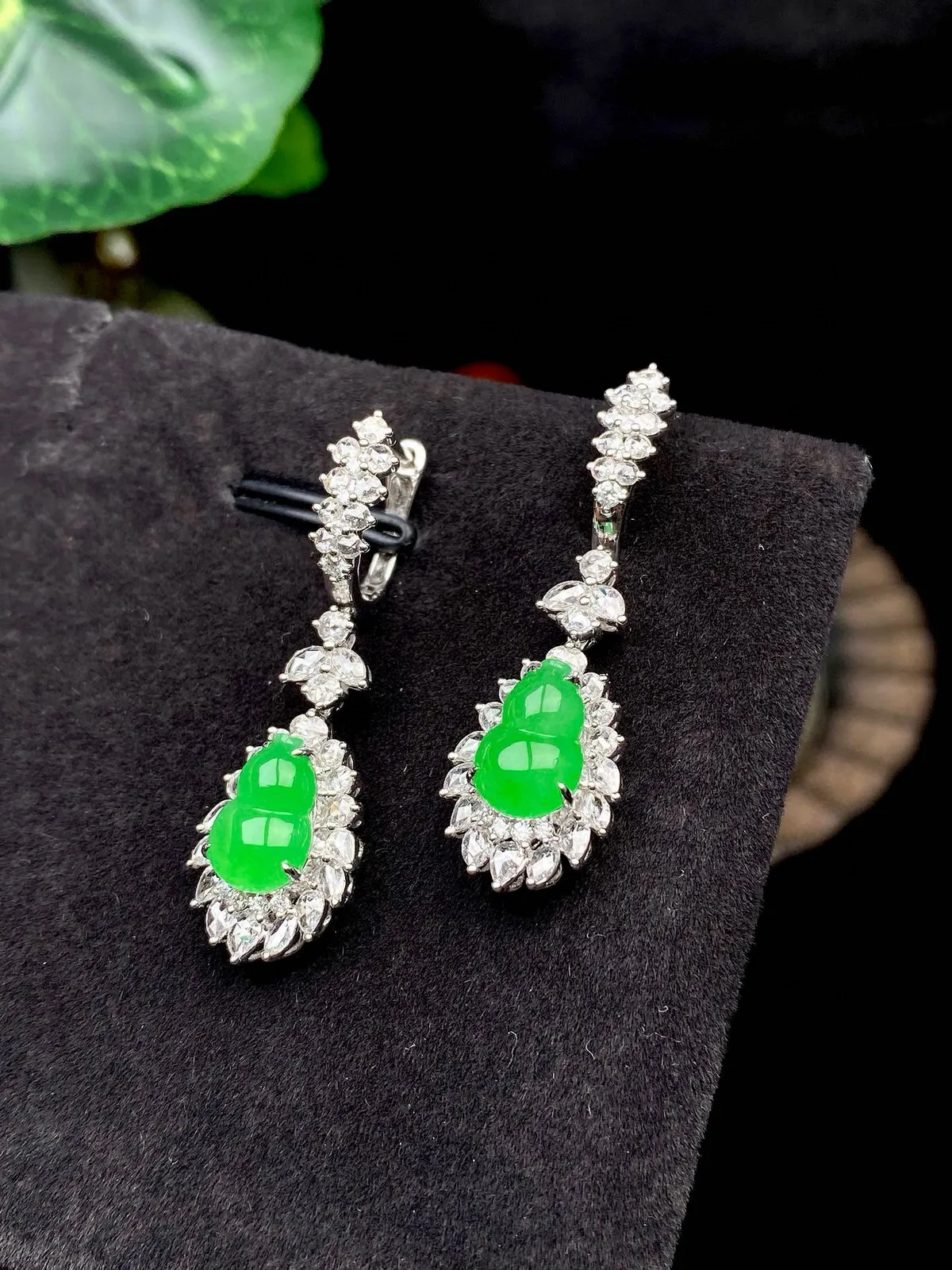 【冰种满绿葫芦耳坠】质地细润，色泽很满，18K金钻镶嵌，裸石尺寸9.3*6.3*2.7毫米