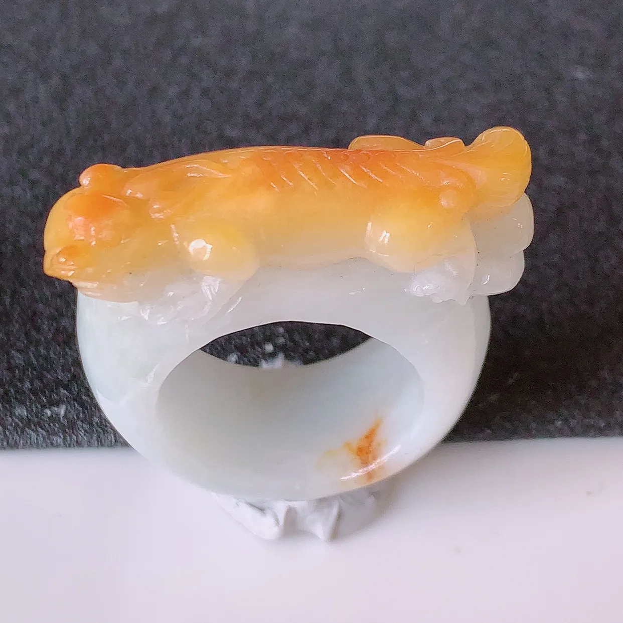 自然光实拍，黄翡貔貅扳指，18.5mm内径双彩翡翠扳指，冰润指环，玉扳指，戒指，财源滚滚，玉质细腻起胶，18圈口，种水好！#57.7尺寸32*31.5*10.8*8.5