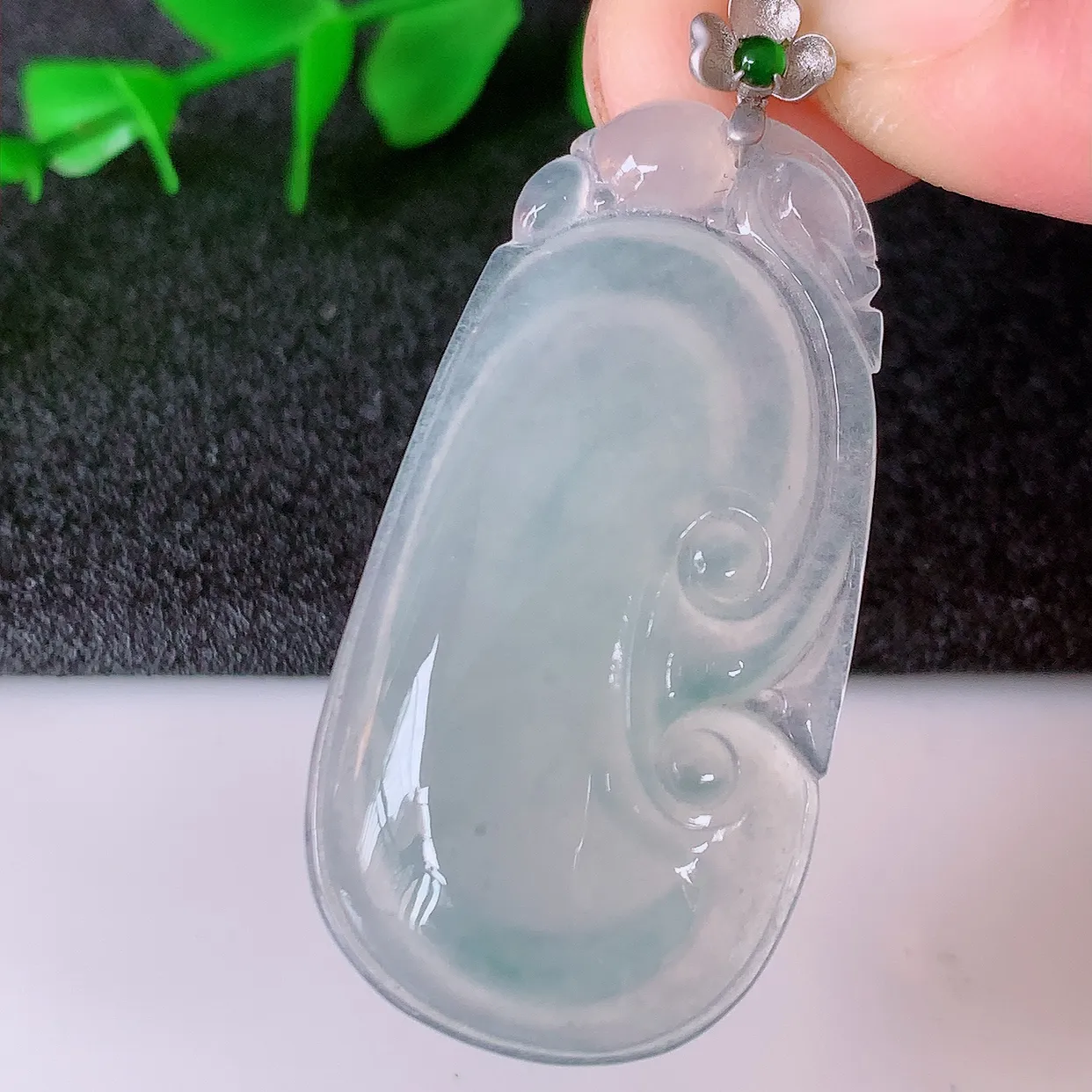 自然光实拍，18k金镶嵌冰种翡翠如意吊坠，寓意顺心如意，事事如意，吉祥如意，细腻饱满，色泽鲜艳，称心如意佩戴优雅时尚！#12.11整体44.5裸石38*20*5