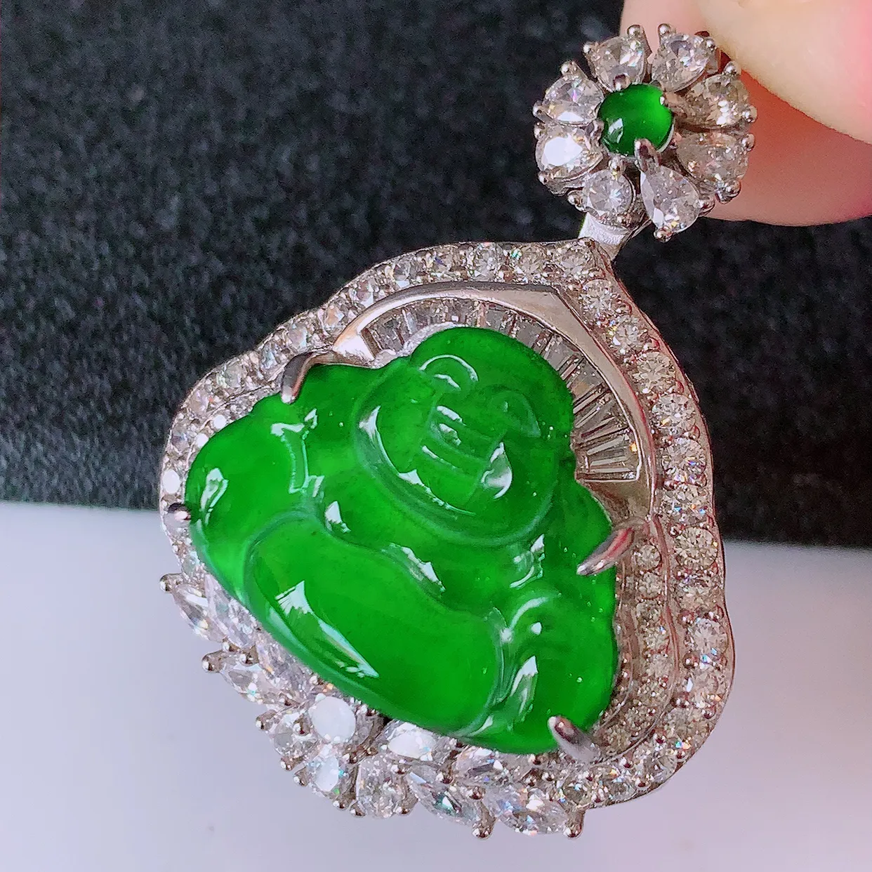 冰透满绿翡翠925银镶嵌佛公吊坠，自然光实拍，翠色灵动，颜色漂亮，种老水足，品相佳，佩戴佳品！#97.11整体34.5*26.5*12.5裸石19.5*15.5