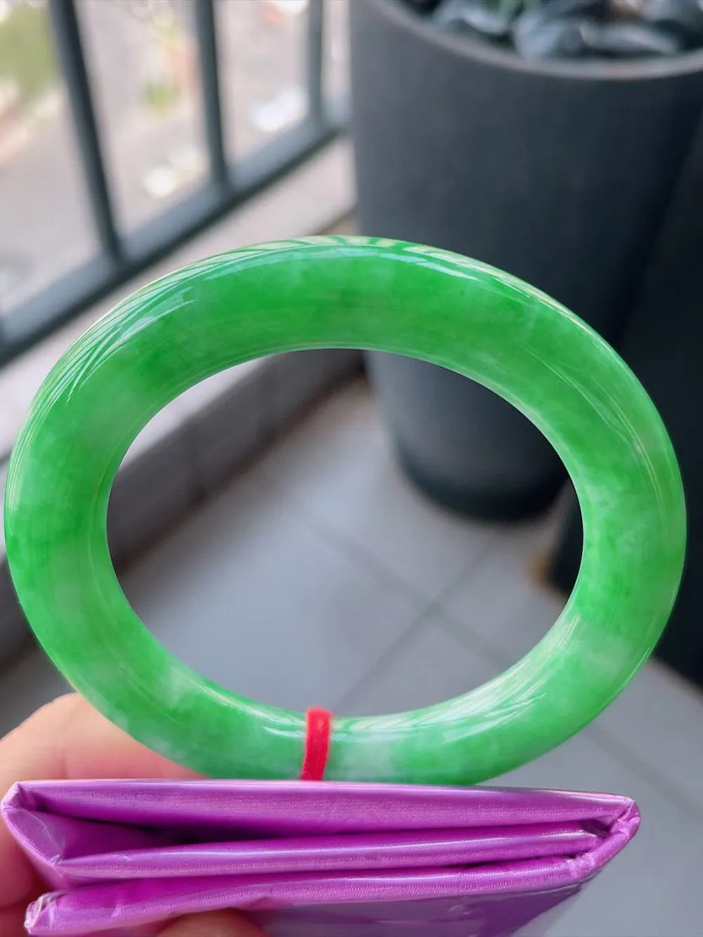 【翡翠名称】老种冰阳绿56圈口圆条翡翠手镯
【翡翠尺寸】56-10.5-10.5mm mm适合56-58正圈口佩戴
【翡翠描述】缅甸天然翡翠A货，种老水足，玉质细腻，色泽靓丽，性价比高，佩戴效果好！