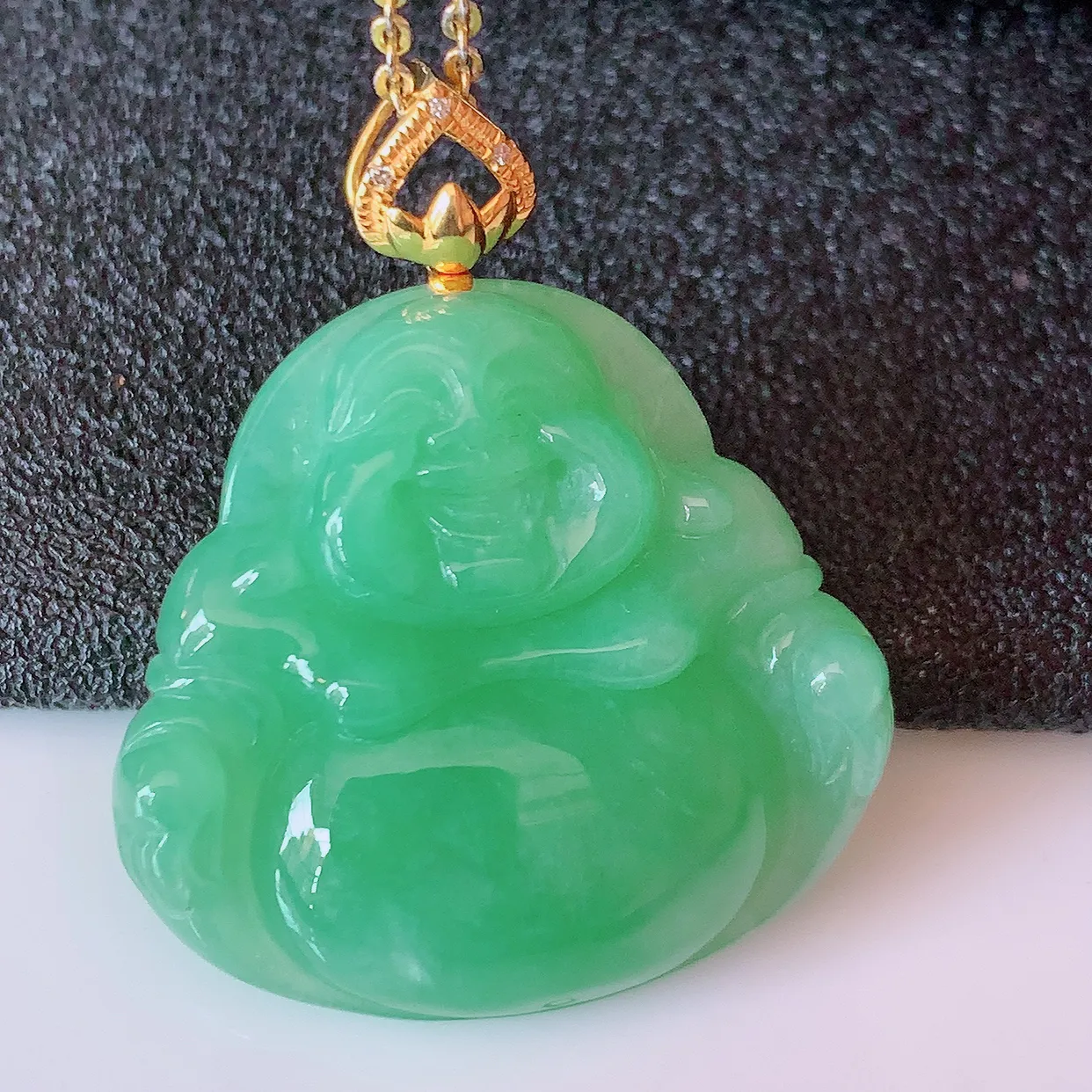自然光实拍，18K金镶嵌满绿翡翠佛公吊坠，饱满， 佛公亦保平安，寓意有福（佛公）相伴，品相佳，配戴优雅迷人！#83.7整体31.5裸石26-24.5-5.6