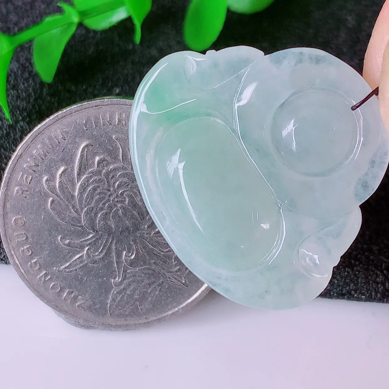 自然光实拍，冰种飘绿翡翠佛公吊坠，开心笑佛，种老水足，颜色漂亮，立体饱满圆润，佩戴效果赞#57.11