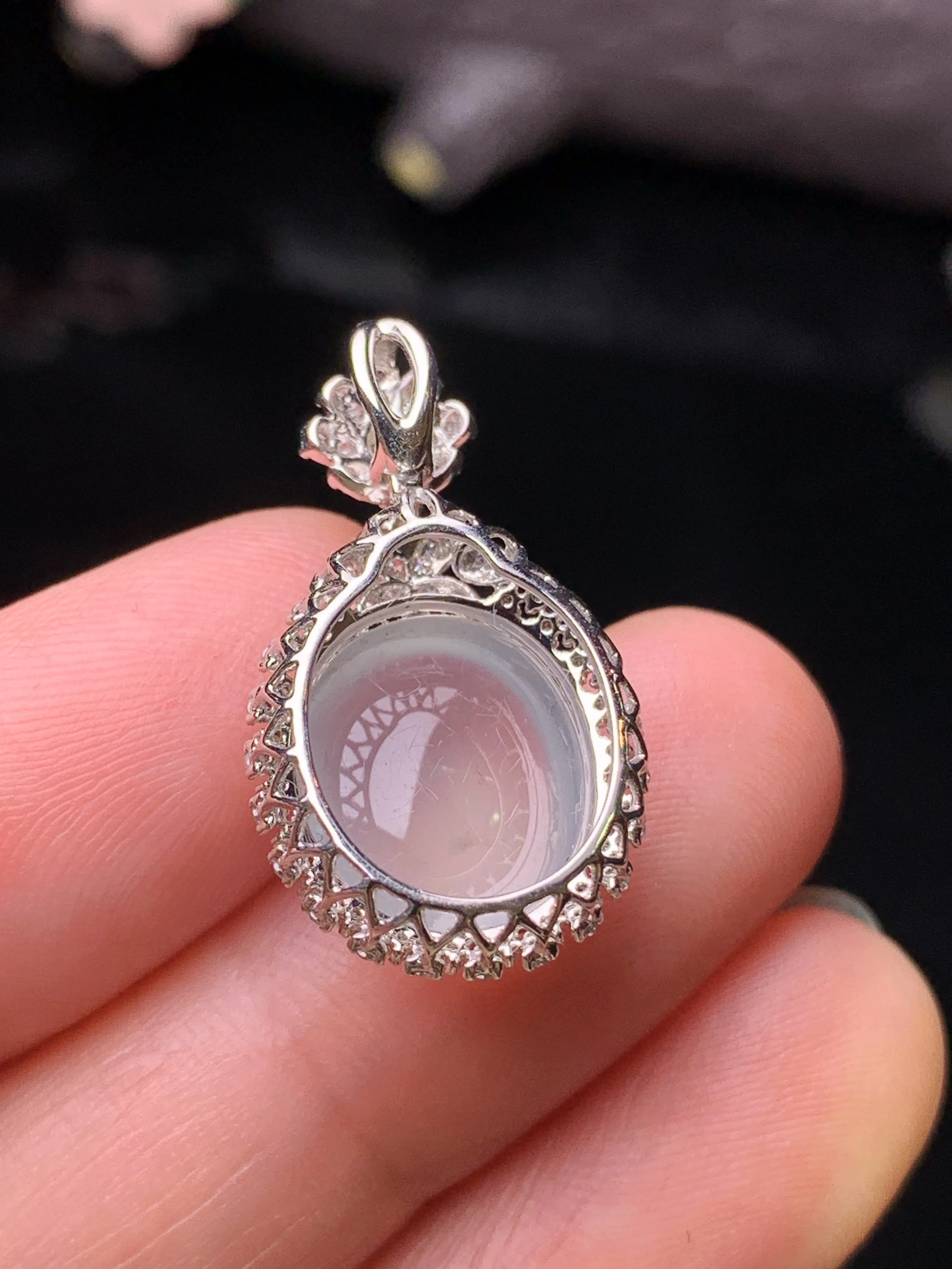 18k金钻镶嵌冰种蛋面吊坠 玉质细腻 水润亮眼 色泽艳丽 整体尺寸24.6*14.2*9.5