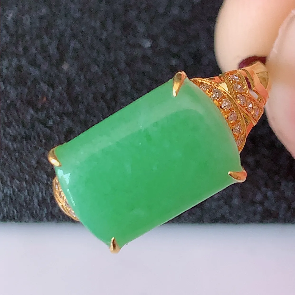 自然光实拍 18K金精工镶嵌满绿翡翠马鞍戒指，玉质细腻，翡翠色泽均匀，艳丽饱满，款式高贵大气，14圈口，上手亮眼，#83.7戒指整体22-17.5-5裸石12.5*8，内径17.5mm