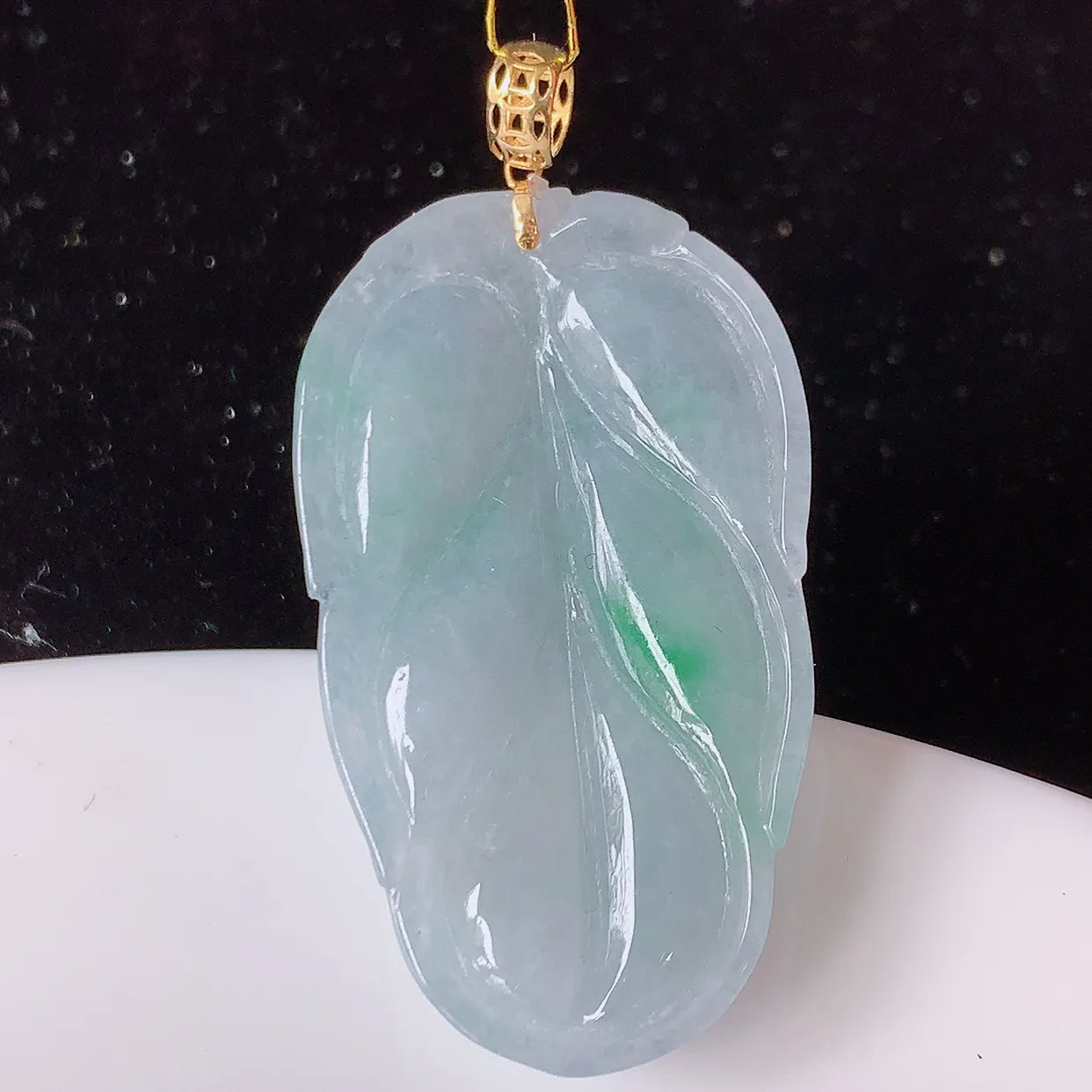 18K金镶嵌春带彩翡翠叶子吊坠 ，种水足，色泽清新，工艺精湛，叶子寓意美好；金枝玉叶，事业有成。#35.11