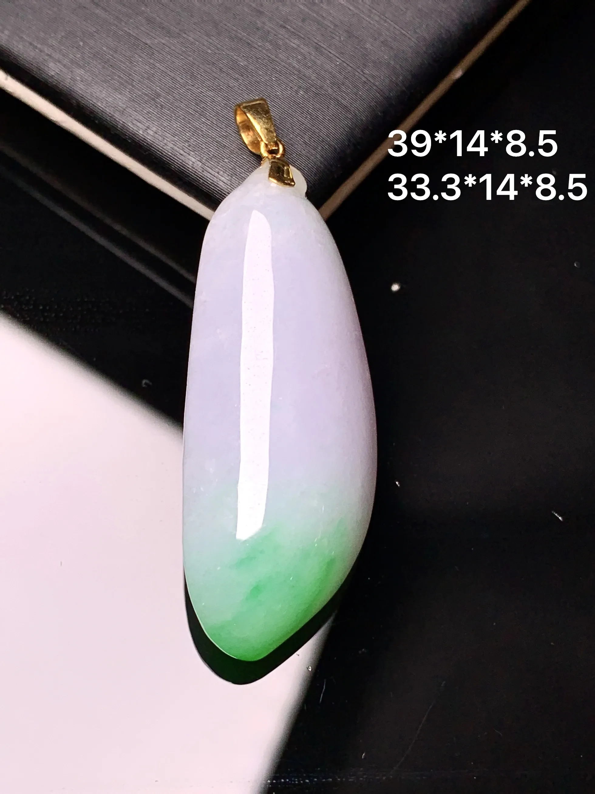 18k金镶嵌飘绿福瓜吊坠 玉质细腻 水润亮眼 色泽艳丽 整体尺寸39*14*8.5