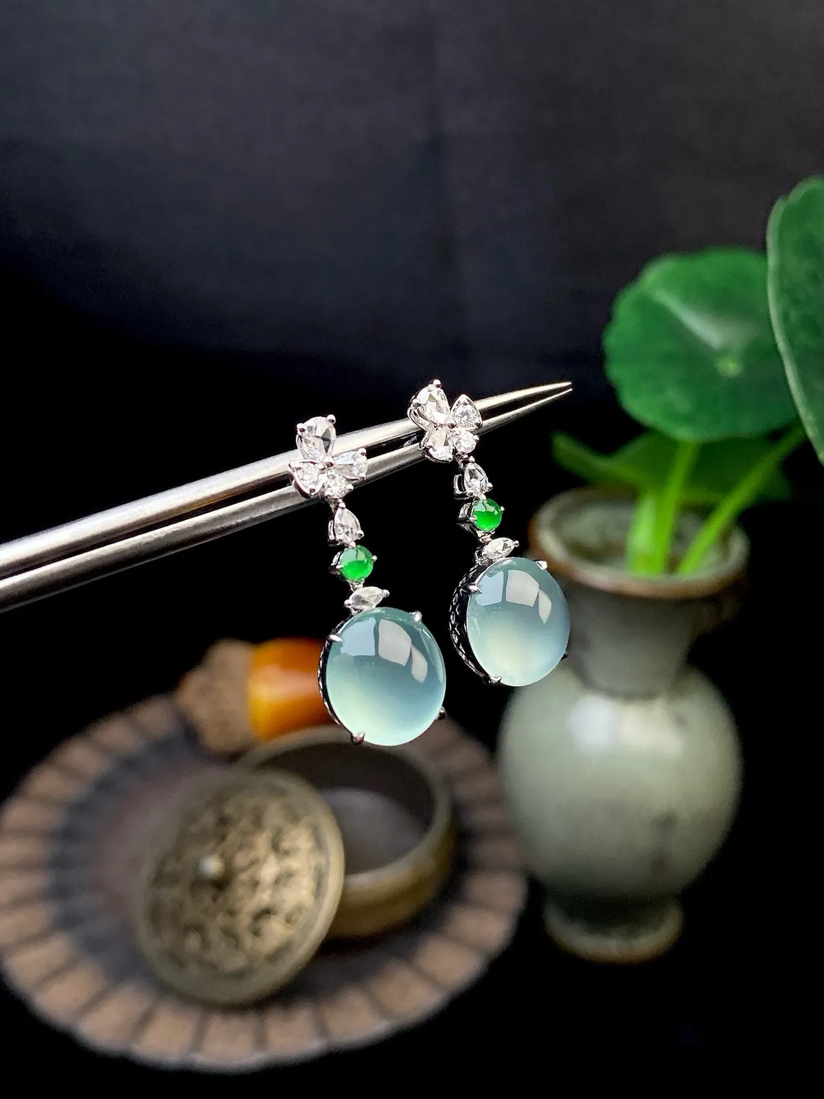 【冰种晴底蛋面耳坠】质地上乘，冰润通透，种老起光，胶感明显。上身效果很不错，18K金钻精美镶嵌，裸石尺寸9.3*8.5*4.2毫米