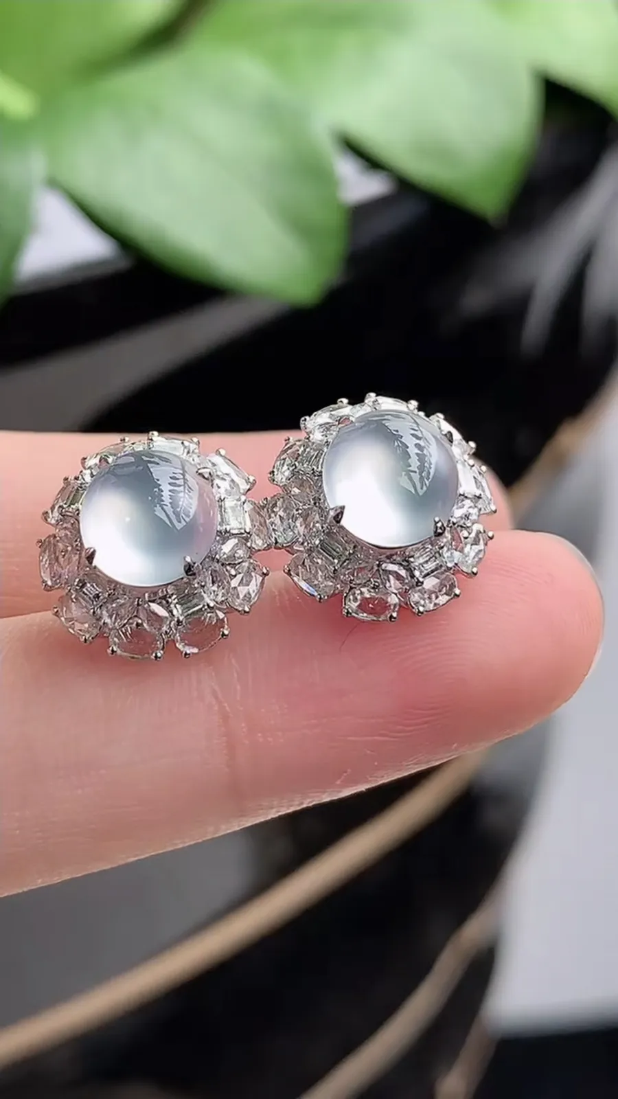 a货翡翠老坑冰种18K金伴钻镶嵌白月光蛋面耳钉 尺寸7.6×6.7mm 重量3.36g 1206