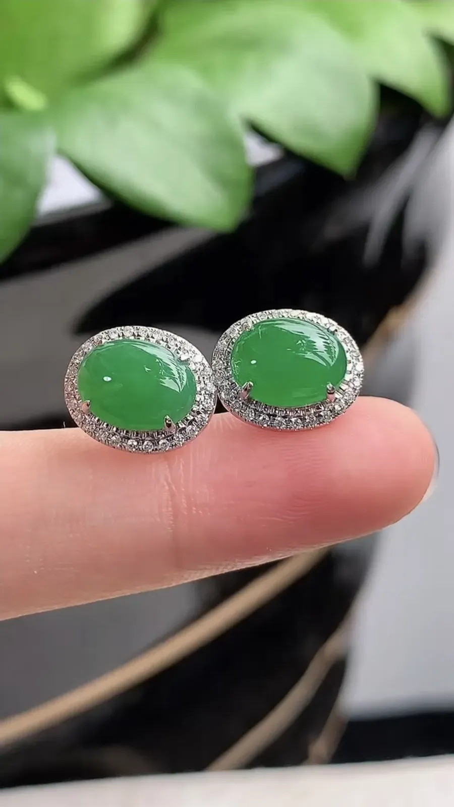 a货翡翠老坑种18K金伴钻镶嵌满绿蛋面耳钉 尺寸9.3×6.8mm 重量2.65g 1206