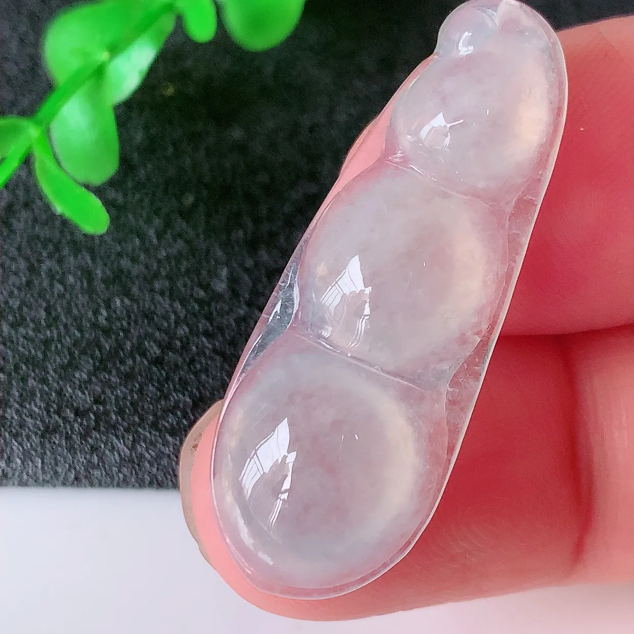 自然光实拍，冰种翡翠四季豆吊坠，平安豆福豆玉坠，冰润通透，豆粒饱满，寓意：豆蔻年华！#01.11