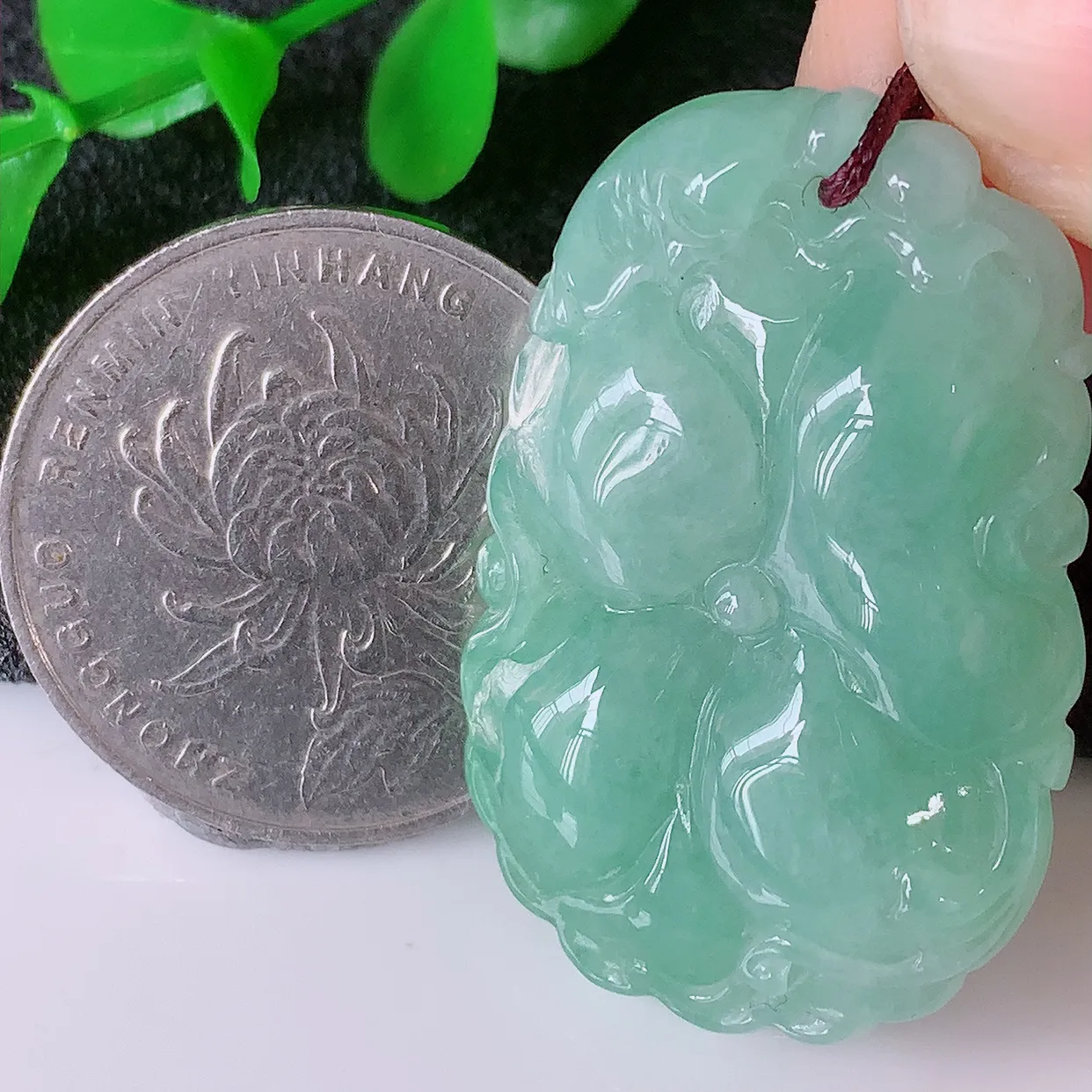 自然光实拍，冰润满绿翡翠荷叶鱼、和和美美玉坠，财源广进，自然隐逸、荷本是素不着尘之物，有和美之寓意。#57.11