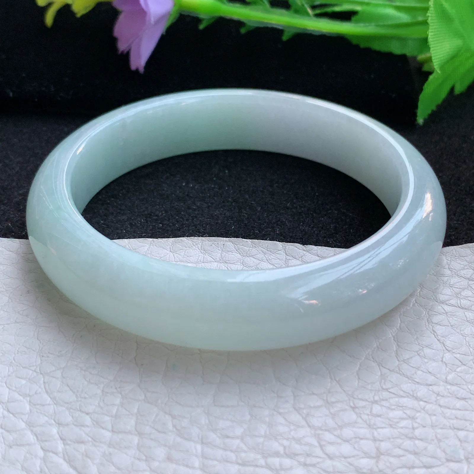 js自然光59*12.5*8.5平安镯 翡翠a货玉手镯胶感浅绿宽边珠宝玉手环