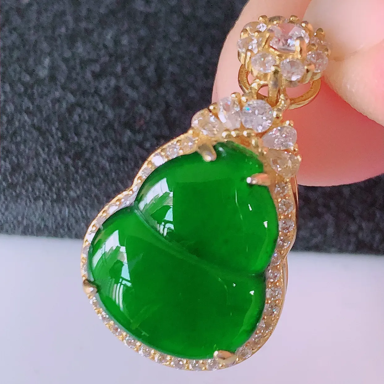 冰透满绿翡翠925银镶嵌葫芦吊坠，自然光实拍，翠色灵动，颜色漂亮，种老水足，品相佳，佩戴佳品！#97.11整体26.8*15*9.2裸石15.5*12.6