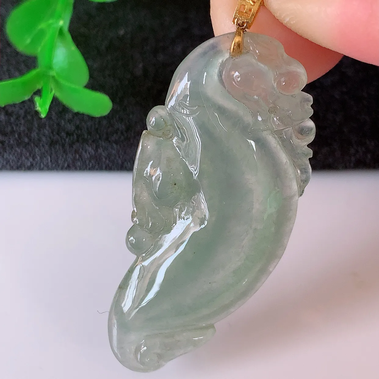 18K金镶嵌冰种翡翠招财龙鱼吊坠，种老水足，雕工精湛 ，寓意美好，佩戴时尚出众！#41.11