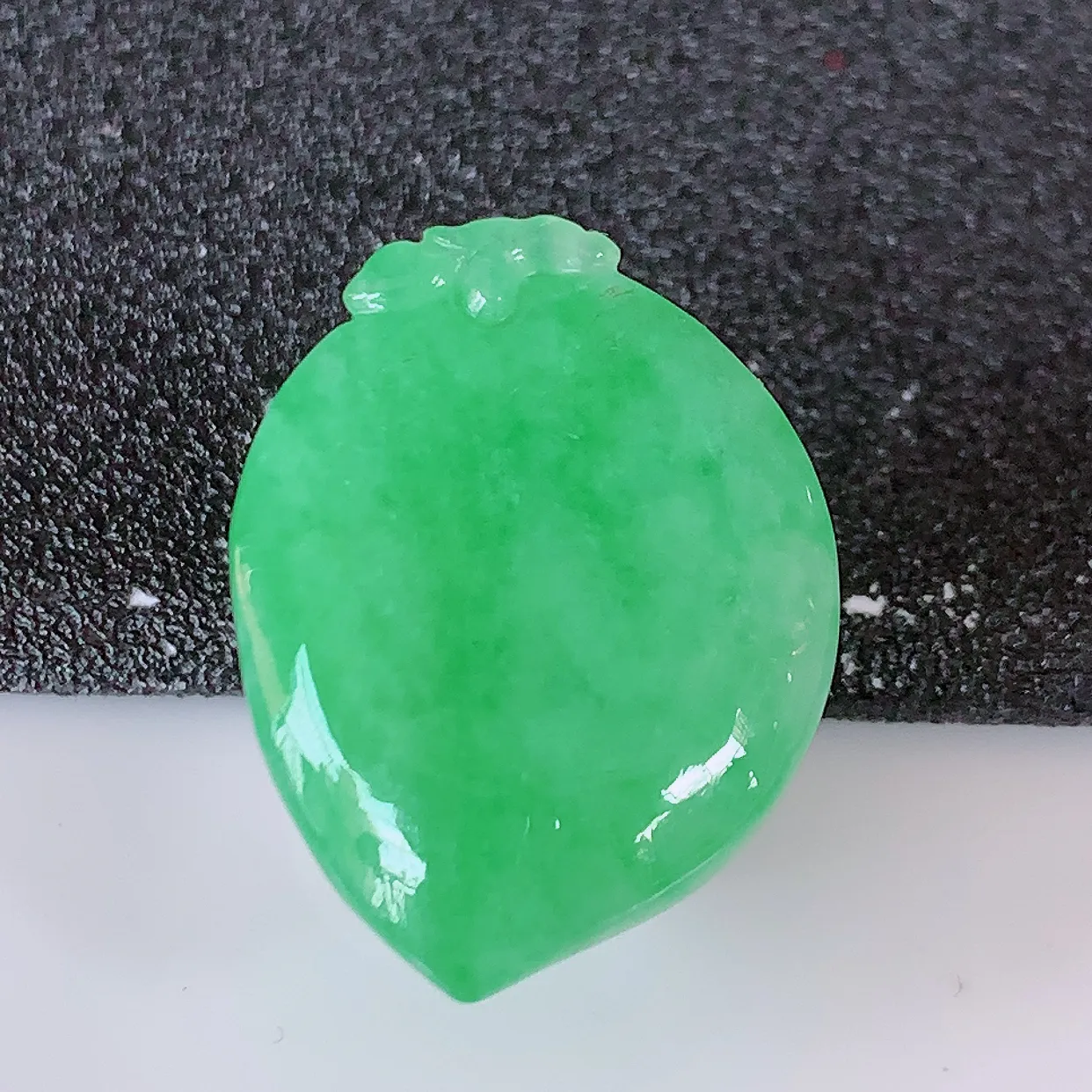 自然光实拍，冰润满绿翡翠福寿桃吊坠，富贵吉祥，长命百岁，肥肥润润的福寿桃讨喜极了，造型精巧，非常别致 #05.11