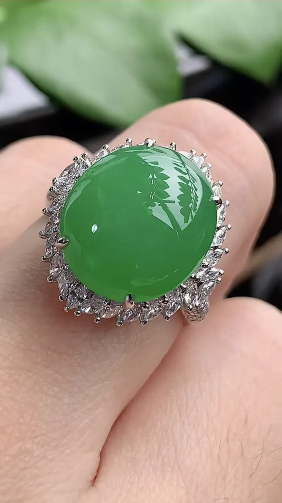 a货翡翠老坑冰种18K金伴钻镶嵌阳绿蛋面戒指 圈口17.4裸石尺寸14×12.3mm 重量5.78g 1206