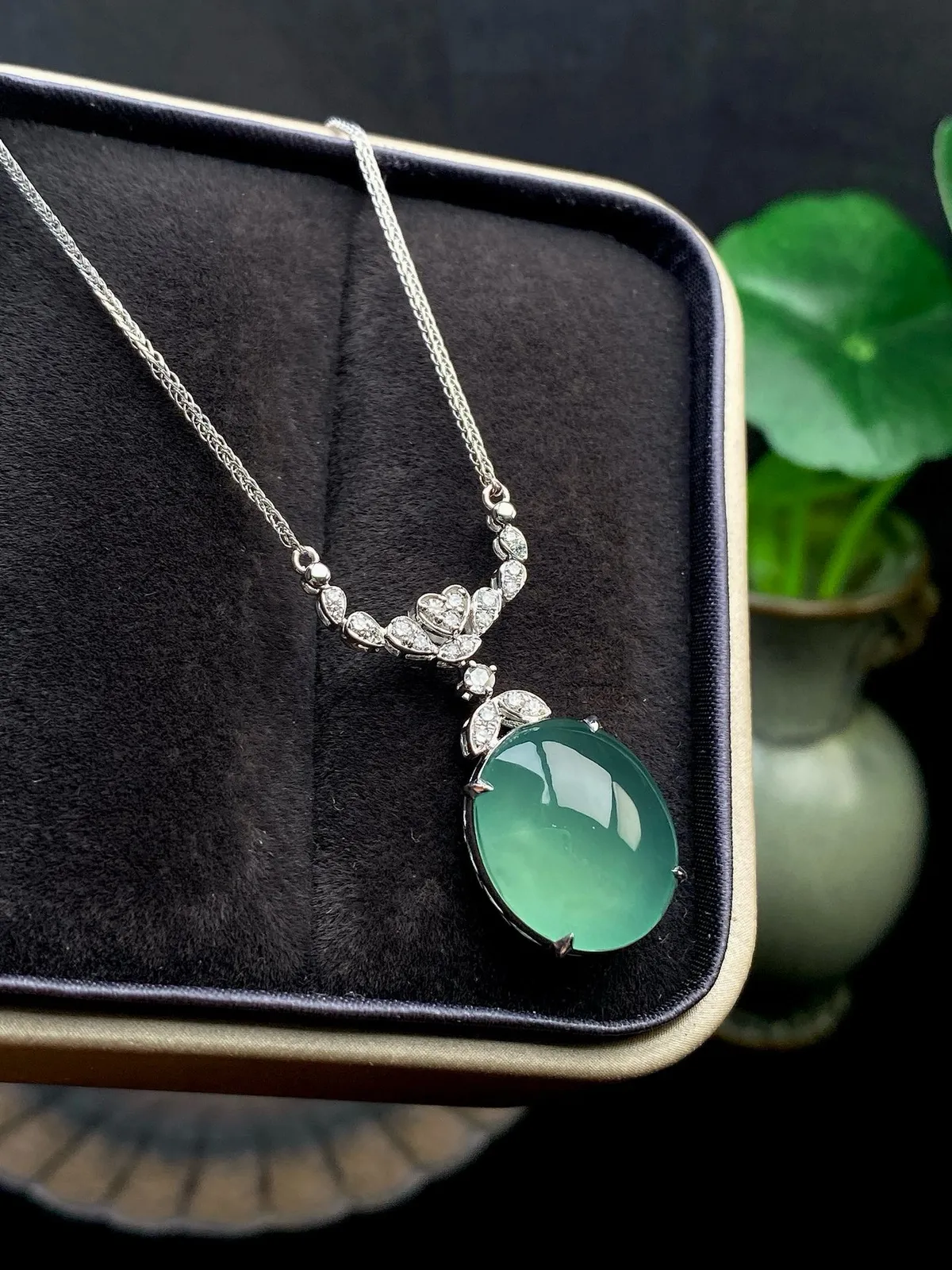 【冰种湖水绿蛋面吊坠】迷人湖水绿，形状非常饱满，冰润通透，种老起光，胶感强烈。质地细腻度均匀度很高，